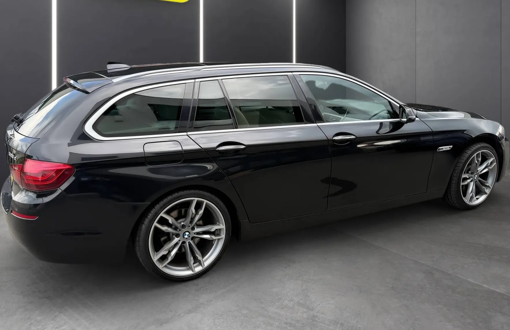 Zunanja slika - BMW Serija 5 - Touring: 525d xDrive BI-XENON ACC NAVI PDC PANO KAM TOP - 9