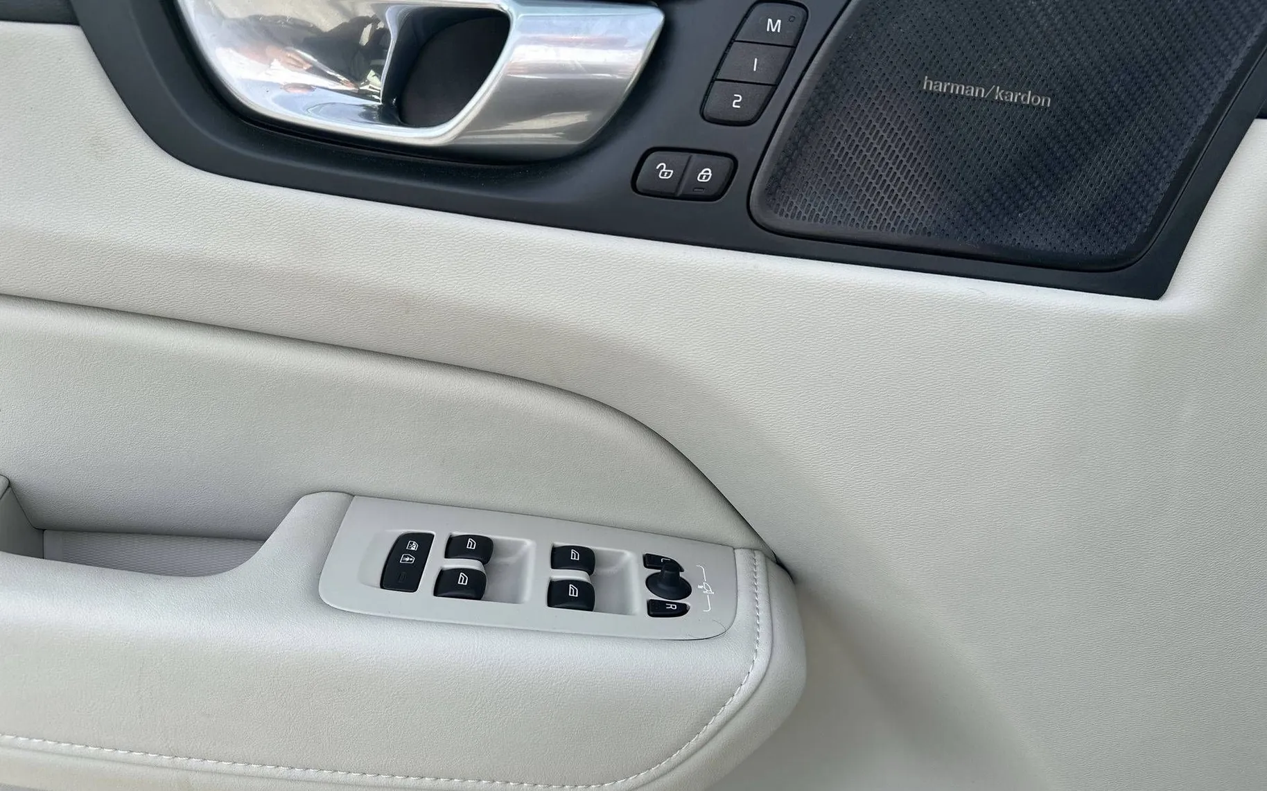 Notranja slika - Volvo XC60 - B4 AWD MILD HYBRID PLUS DARK - 13