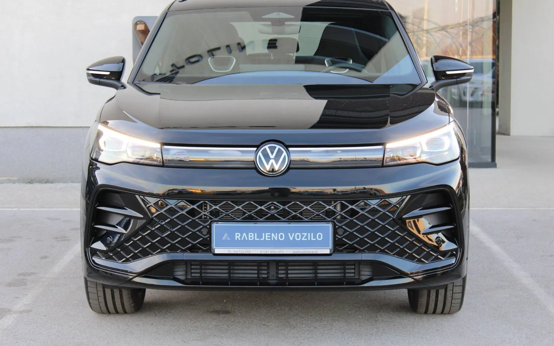 Zunanja slika - VW Tiguan - 2.0TSI 4MOT. R-LINE 195kW HEAD UP ACC SIDE AST I.. - 2