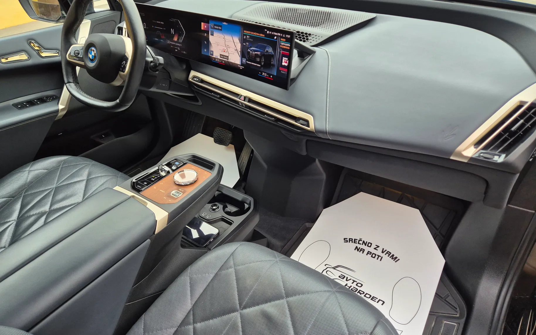 Notranja slika - BMW iX - xDrive40 Sport - 8
