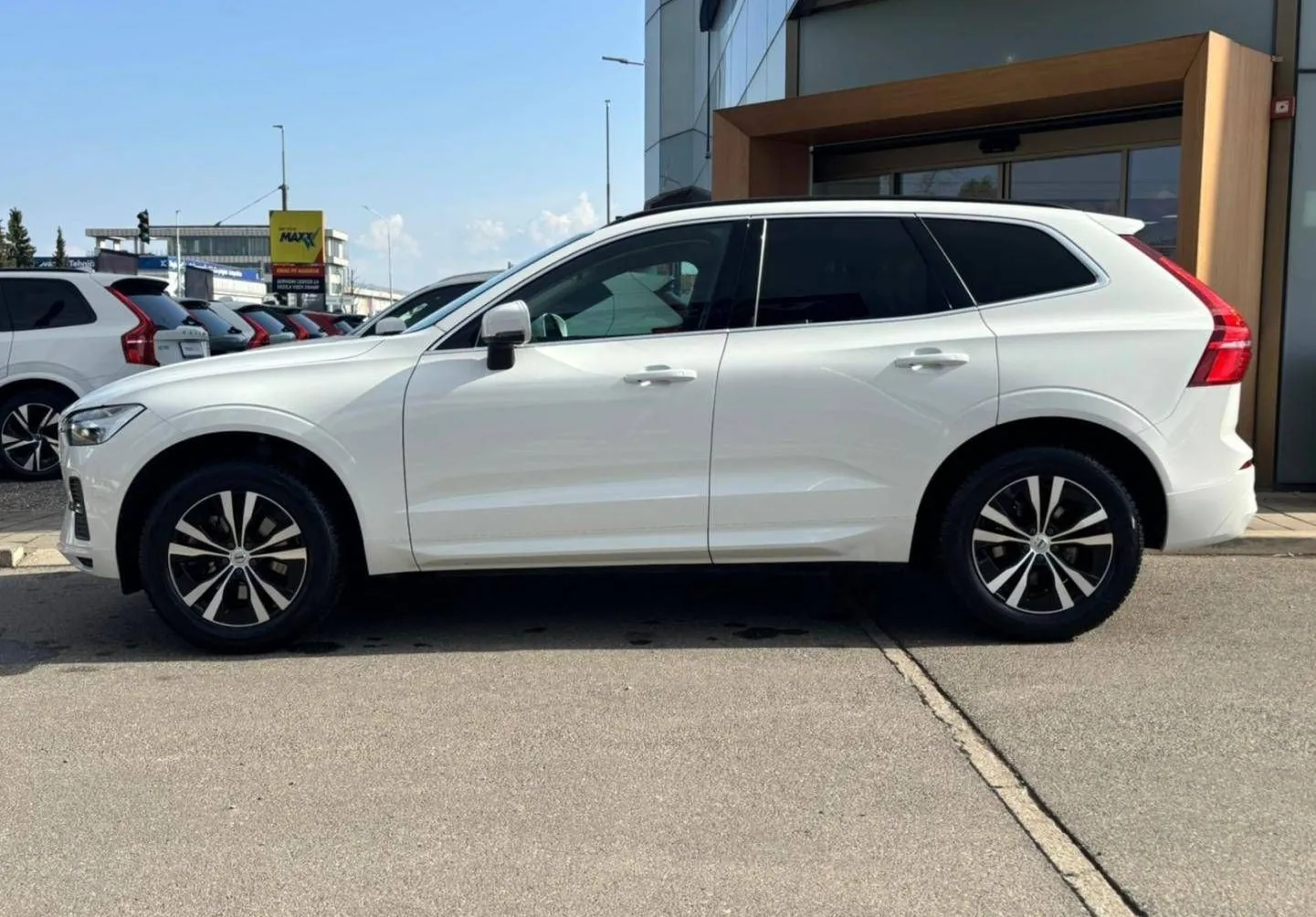 Zunanja slika - Volvo XC60 - B4P Momentum PRO AT FWD KAMERA-GRETJE.SED.-DAB+ - 3