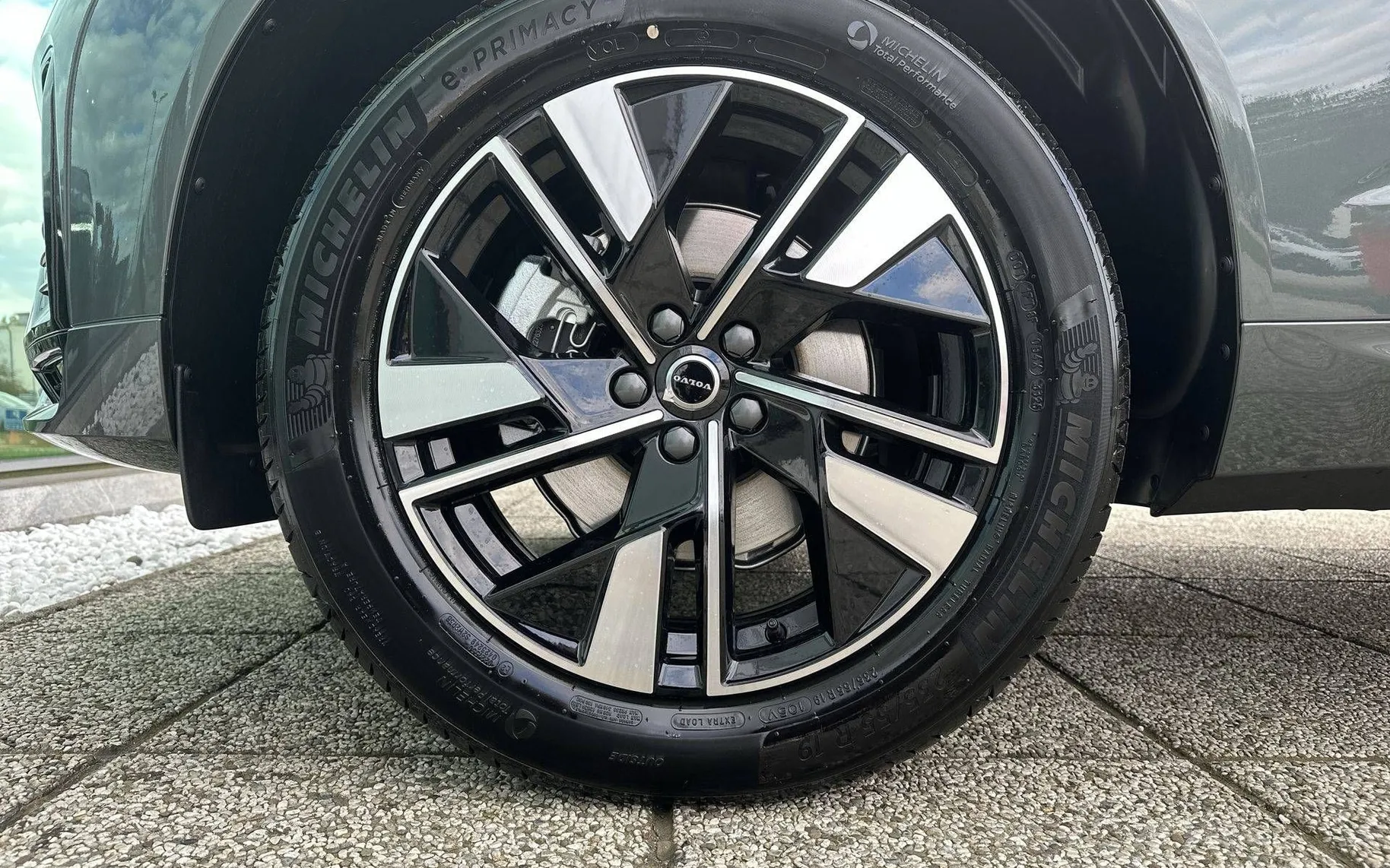 Notranja slika - Volvo XC60 - B5  P  AWD Plus Dark 3 leta garancije + 3 servisi - 9