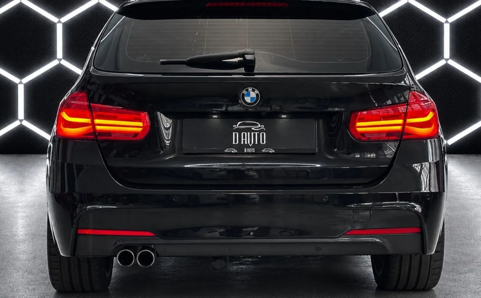 Notranja slika - BMW serija 3 Touring: - serija 3  320d xDrive M Sport KAMERA+HUD+KEYLESS - 7