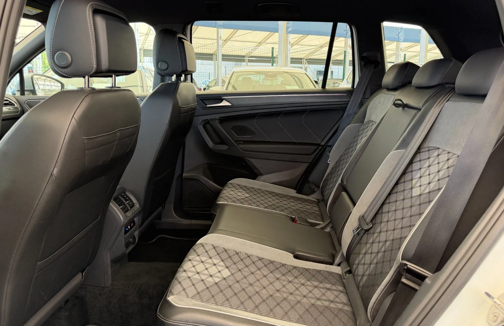 Zunanja slika - Volkswagen Tiguan Allspace - R-LINE 2.0 TDI 4M DSG VL.KLJUKA-MATRIX LED-KAMERA - 10