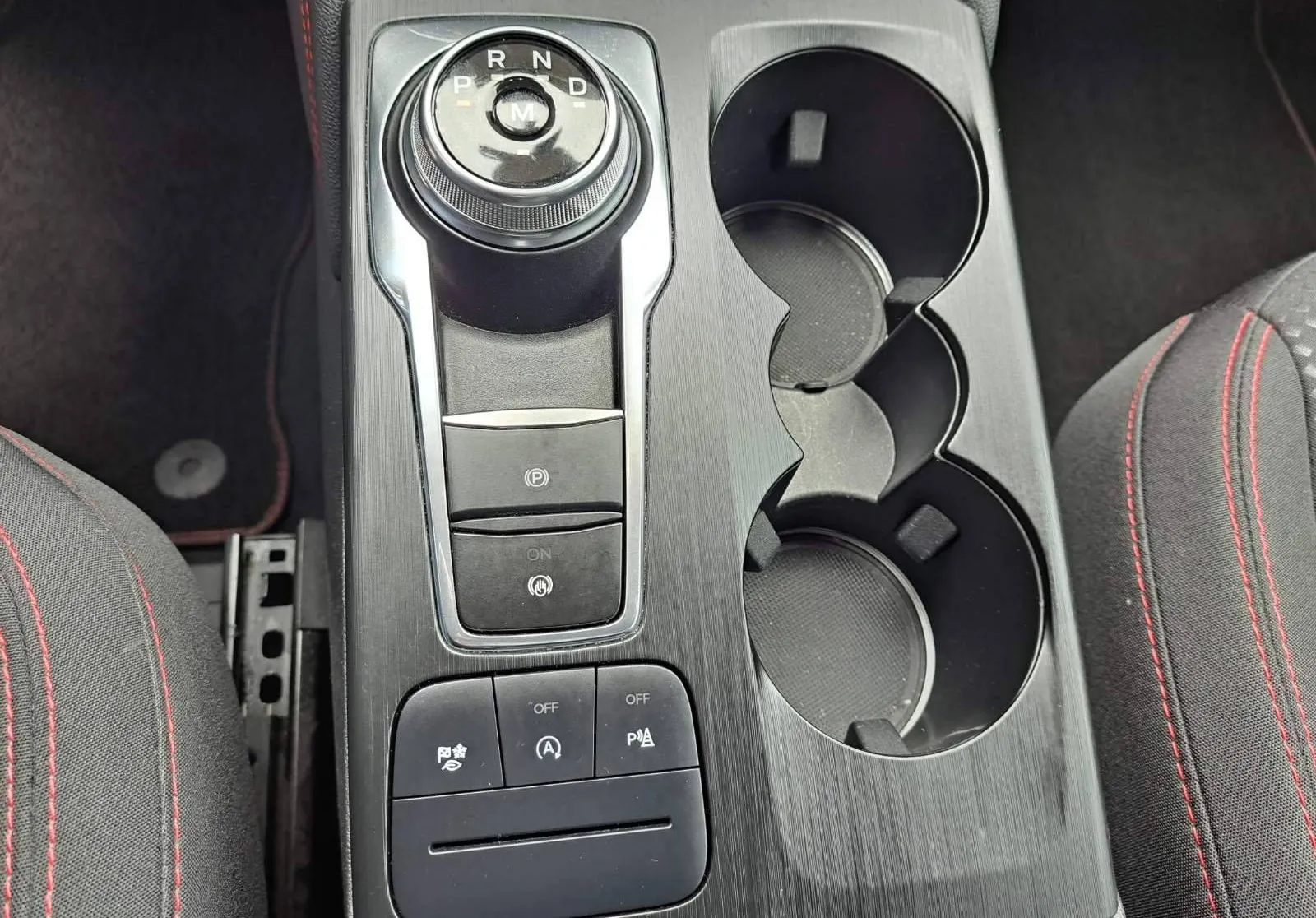 Notranja slika - Ford Kuga - 1.5 EcoBlue ST-Line Avt.-1 LASTNIK-GARANCIJA - 11