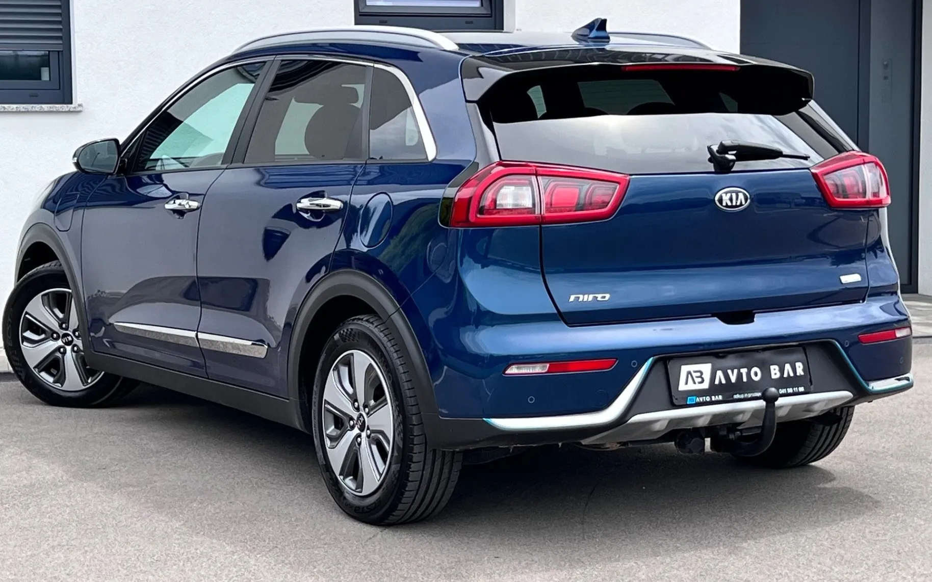 Notranja slika - KIA Niro - 1.6 PHEV+1.LAST+SLO+KAMERA+MRTVI KOT+JBL+KLJUKA - 8