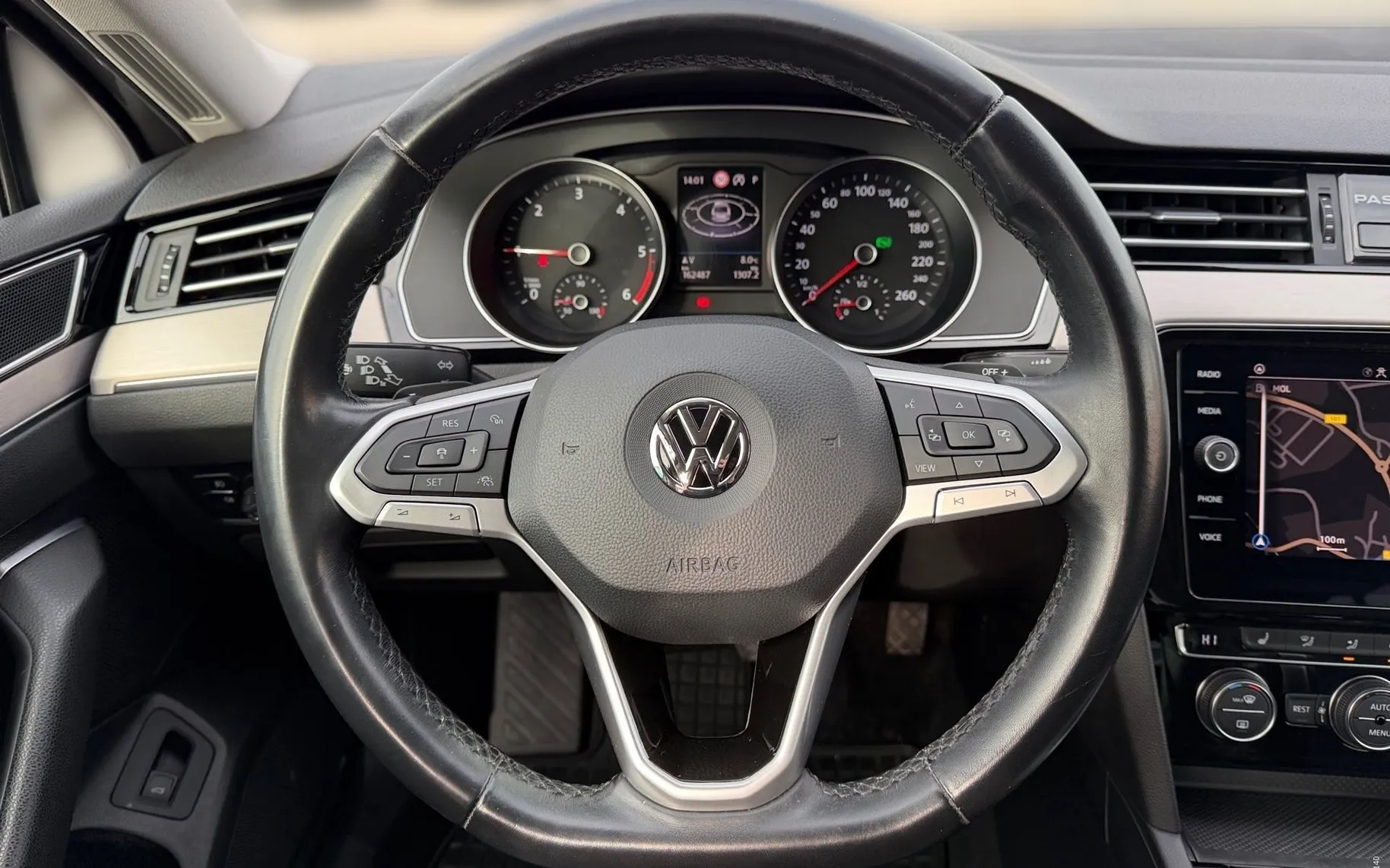 Notranja slika - Volkswagen Passat - 2.0 TDI Elegance DSG Matrix - Kamera - SLO - 9