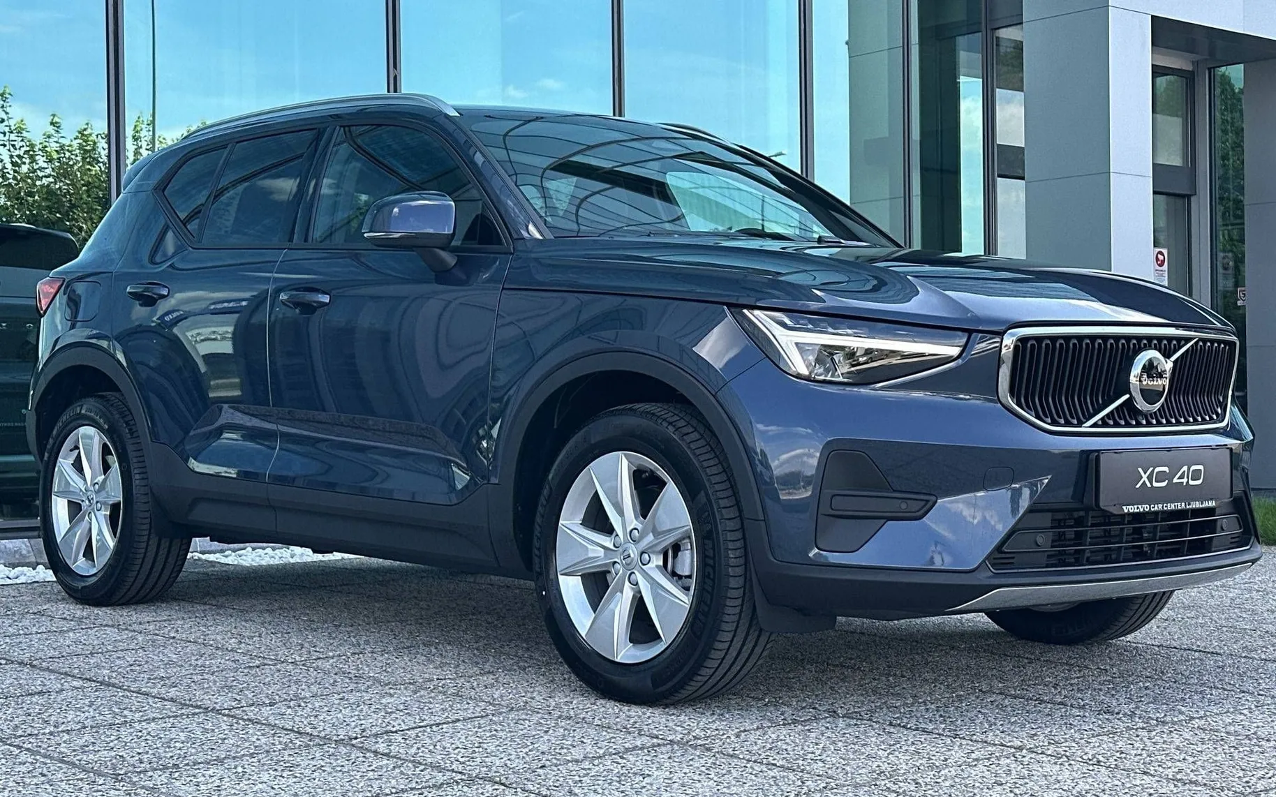 Zunanja slika - Volvo XC40 - B3 P Core AT DCT 3 leta garancije + 3 servisi... - 3