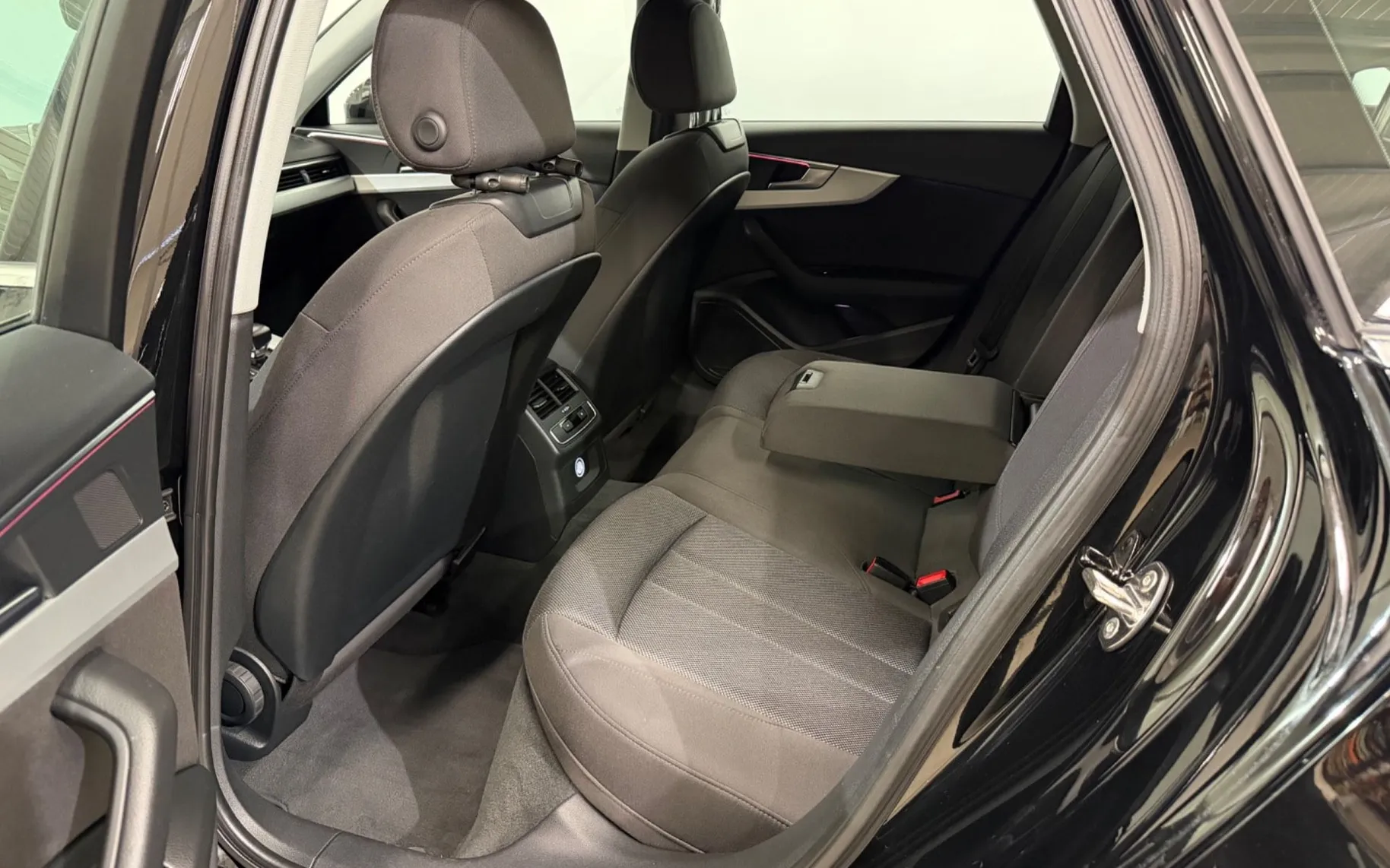 Notranja slika - Audi A4 Avant - 2.0 TDI-BI-XENON-VIRTUAL-190PS-AVT-NAVI-F1-PDC - 12