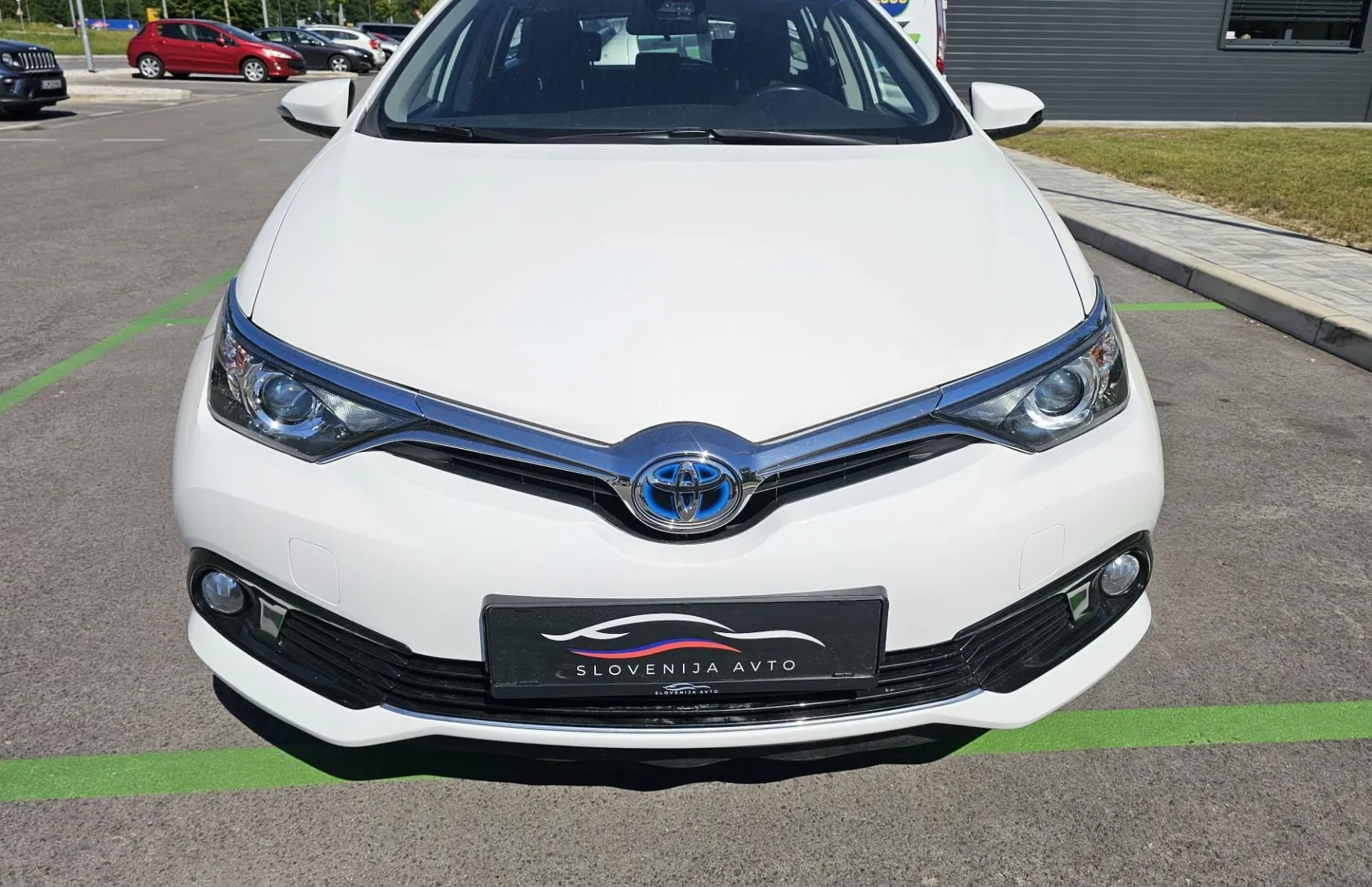 Zunanja slika - Toyota Auris - 1.8 VVT-i Luna Hibrid|navi|LED|gretje sed|kamera - 2