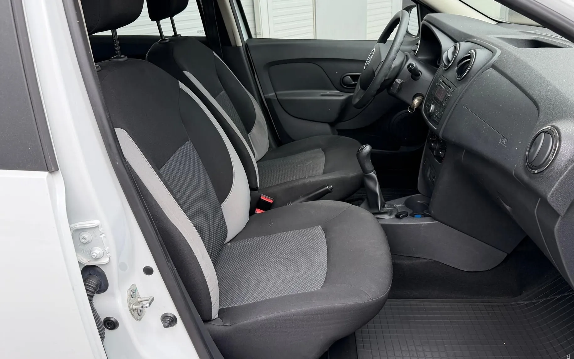 Notranja slika - Dacia Sandero - 1.2 16V-90.000KM-SLO-KLIMA-SERVO VOLAN-TRAJNIK - 7