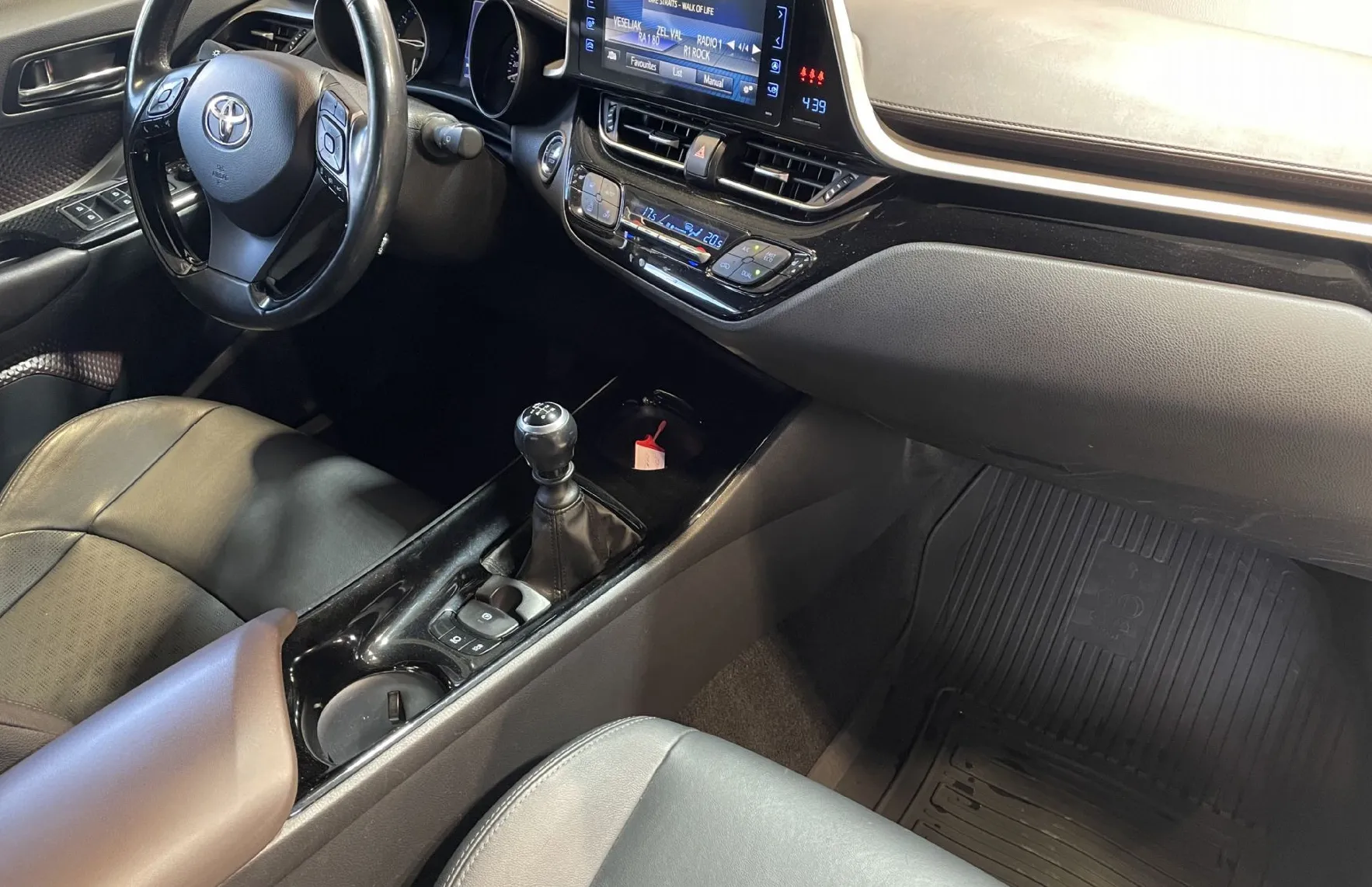 Zunanja slika - Toyota C-HR - KEYLESS-KAMERA-RADAR-LANE-PARK SENZORJI-GRETJE SED - 10