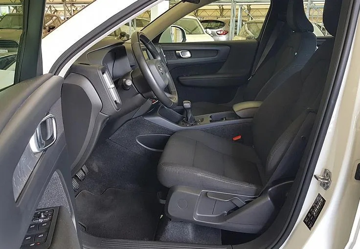 Zunanja slika - Volvo XC40 - T3 Momentum NAVI KAMERA 56.000KM 1.LASTNIK - 8