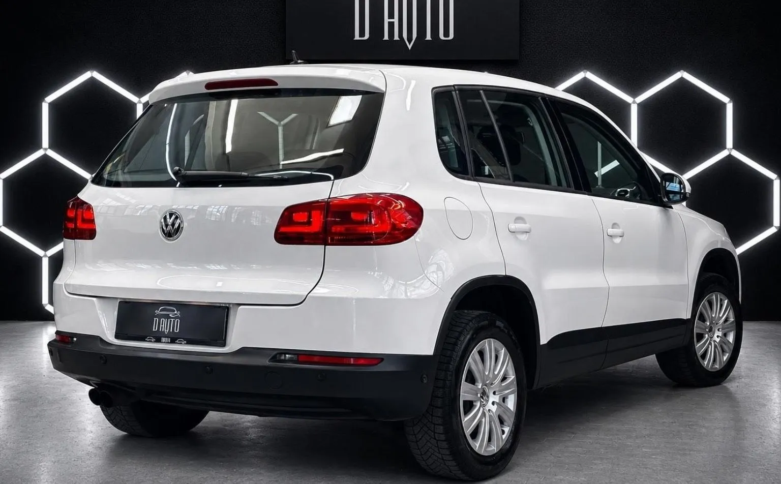 Notranja slika - Volkswagen Tiguan - 2.0 TDI 4motion DSG | KLJUKA | F1 | TEMPOMAT |PDC - 8