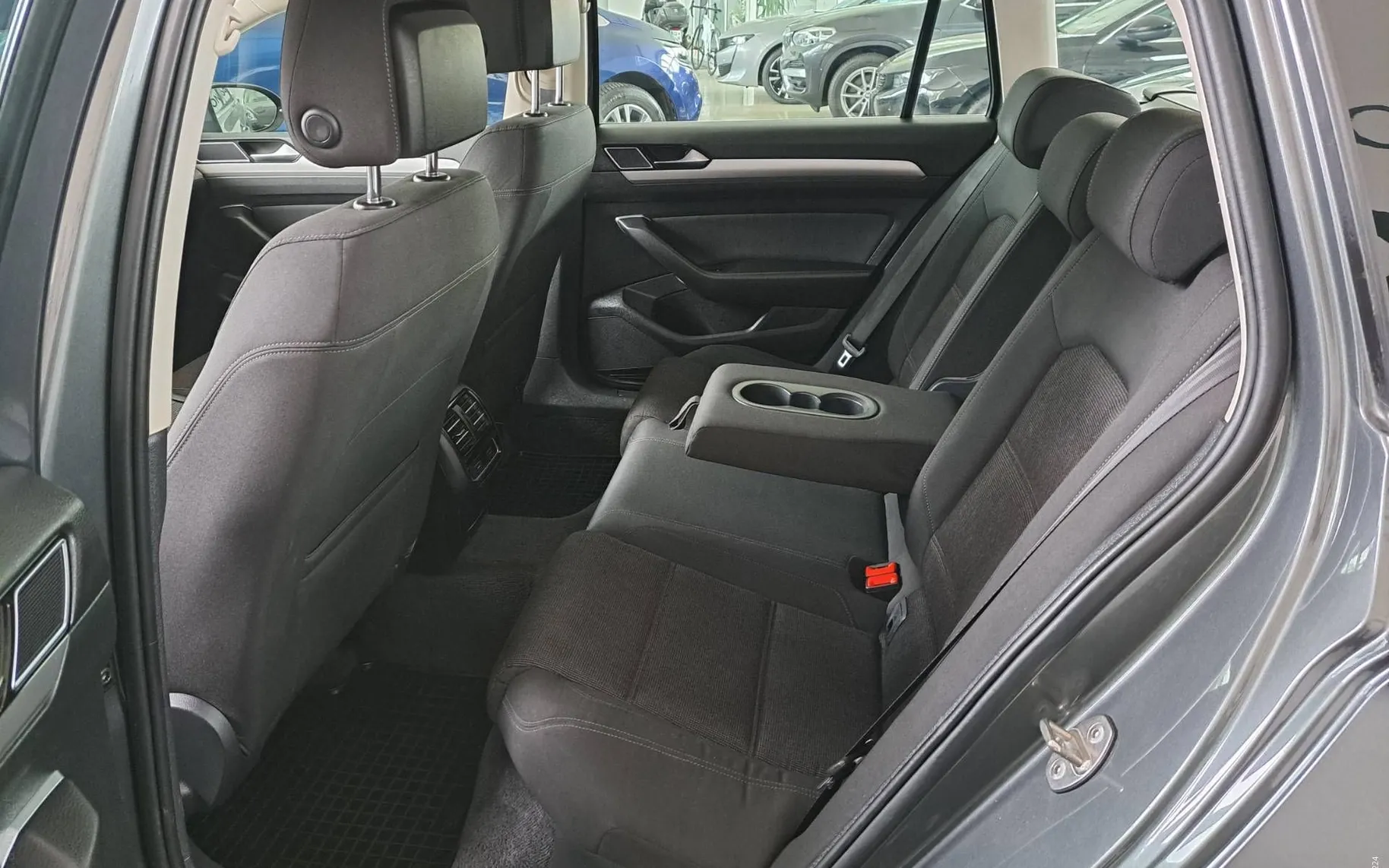 Notranja slika - Volkswagen Passat Variant - 2.0 TDI-MODEL 2016-ODLIČEN-PDC-NAVI-ALU-KOT NOV... - 9