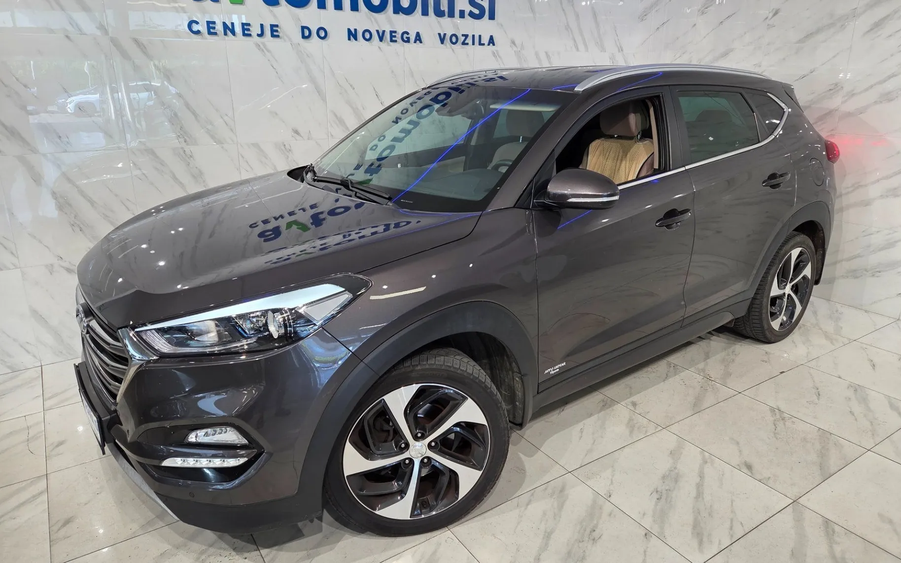 Zunanja slika - Hyundai Tucson - 4WD 2.0 CRDi Slovensko vozilo - Kamera - Kljuka - 3