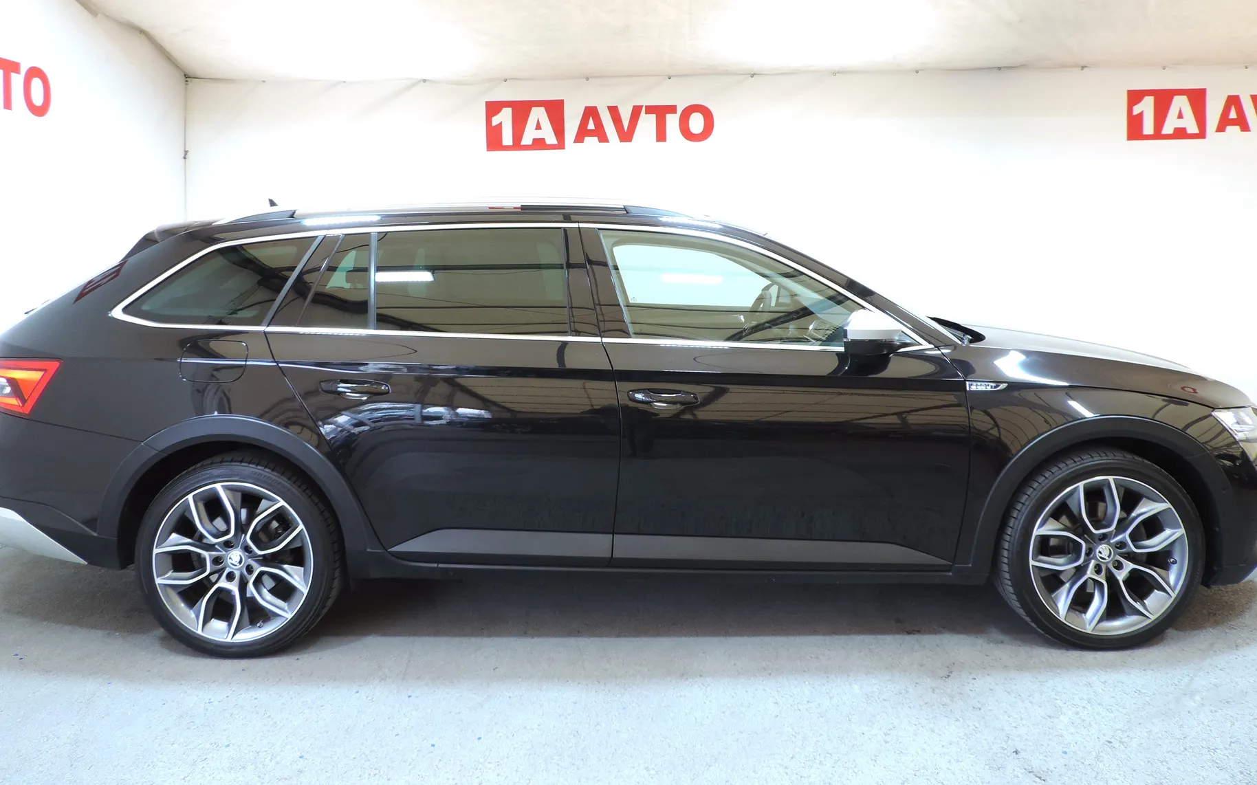 Zunanja slika - Škoda Superb - Combi Scout 4x4 2.0 TDI DSG WEBASTO-KLJUKA-KAMERA - 31