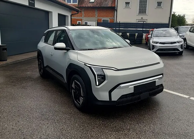 Zunanja slika - KIA EV3 - 58.3 kWh baterija. 150 kW  204 KM  Star - 2