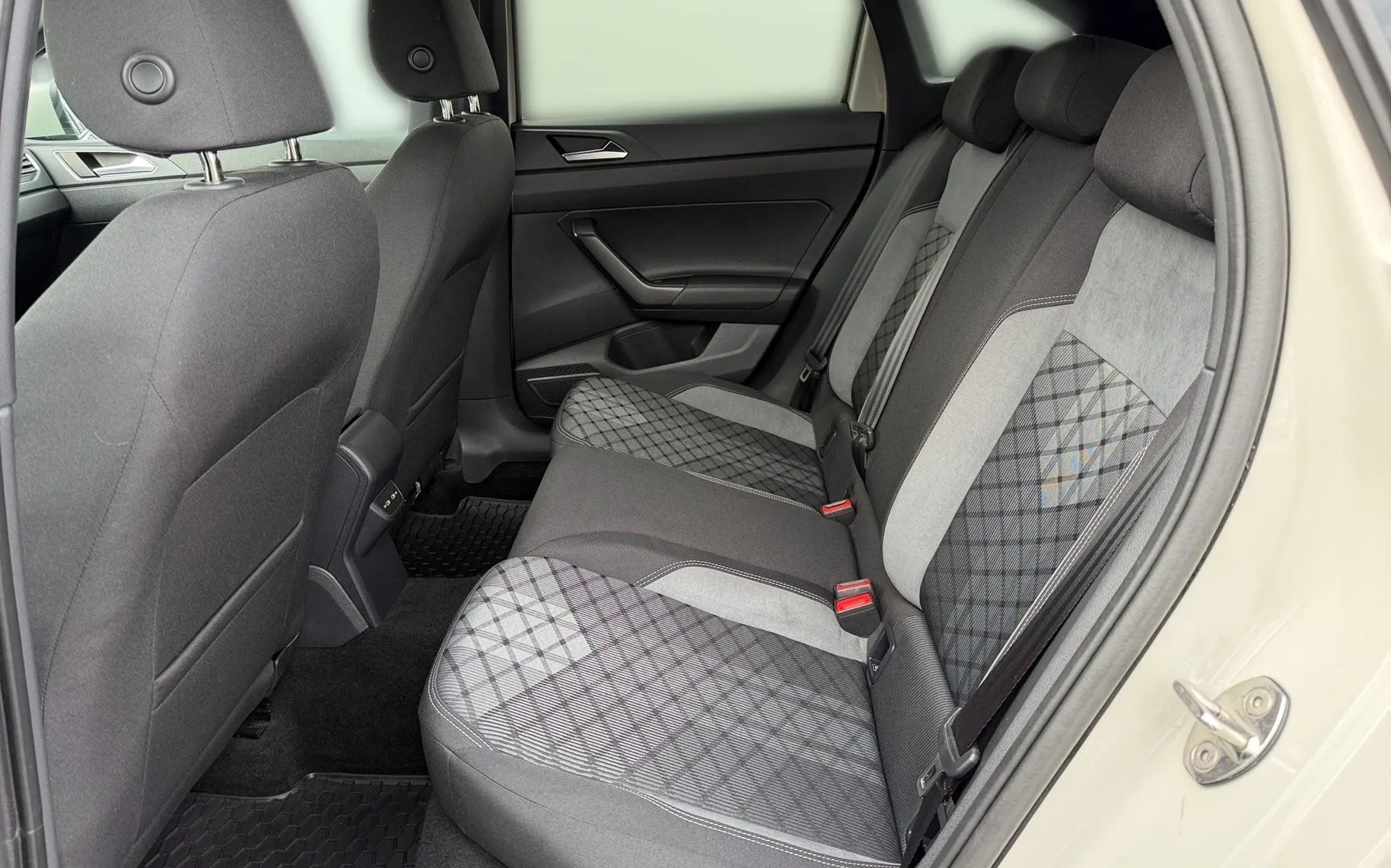 Notranja slika - Volkswagen Taigo - 1.0 TSI R-Line DSG-IQ Light-ACC-PDC-Virtual..... - 11