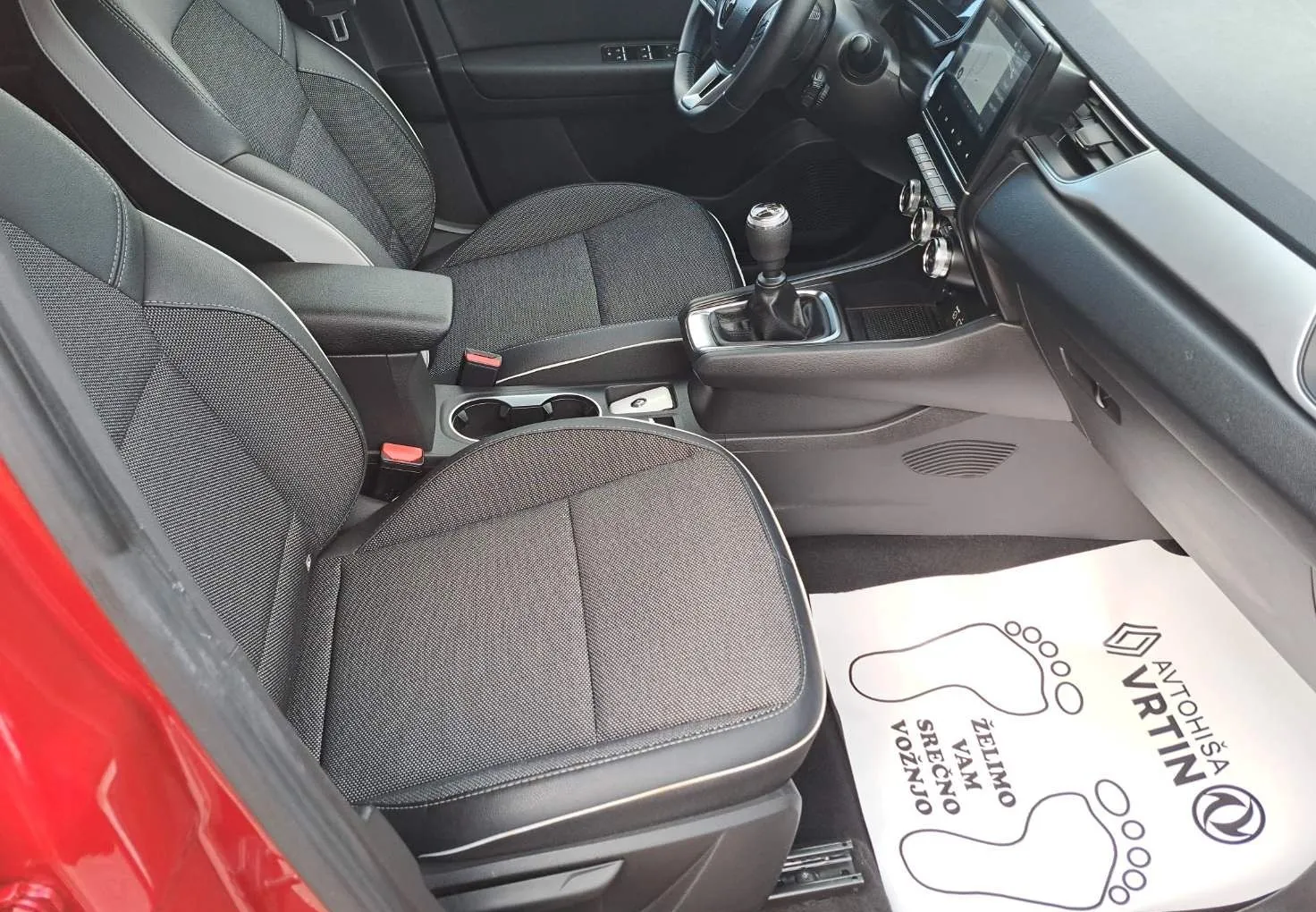 Zunanja slika - Renault Captur - 1.0 TCE 90 TECHNO Z ENOLETNIM JAMSTVOM - 11