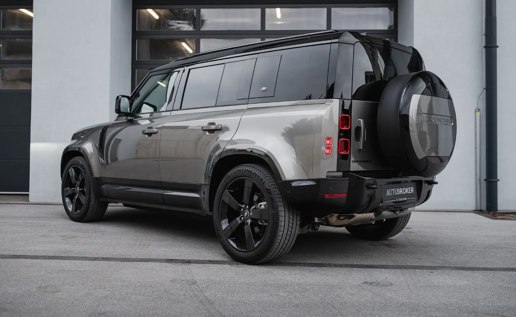 Zunanja slika - Land Rover Defender - 110 X-Dyn HSE 3.0d SILICON SILVER - 7