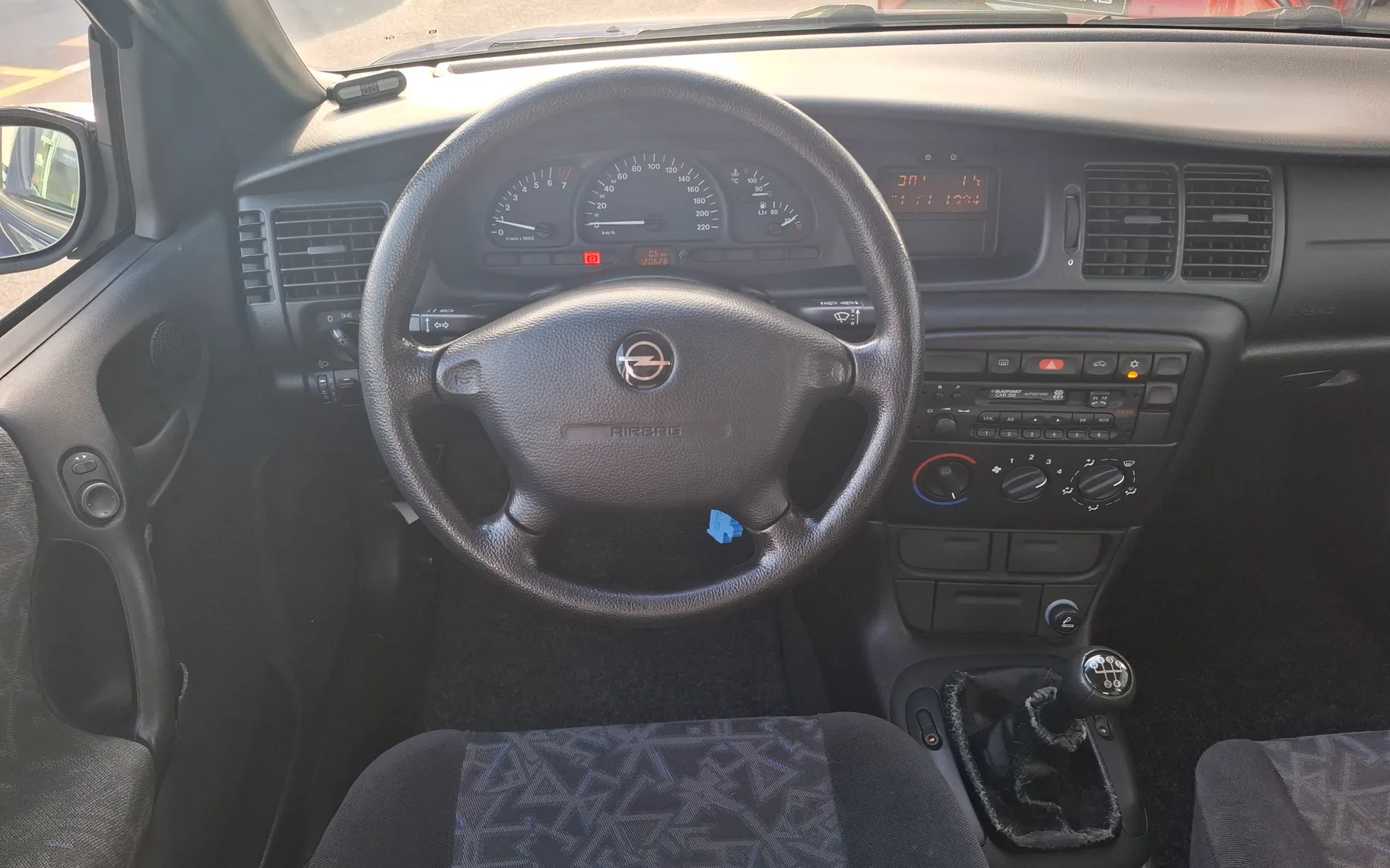 Zunanja slika - Opel Vectra - 1.6i 16V - SLOVENSKO POREKLO + ODLIČNO OHRANJEN - 10