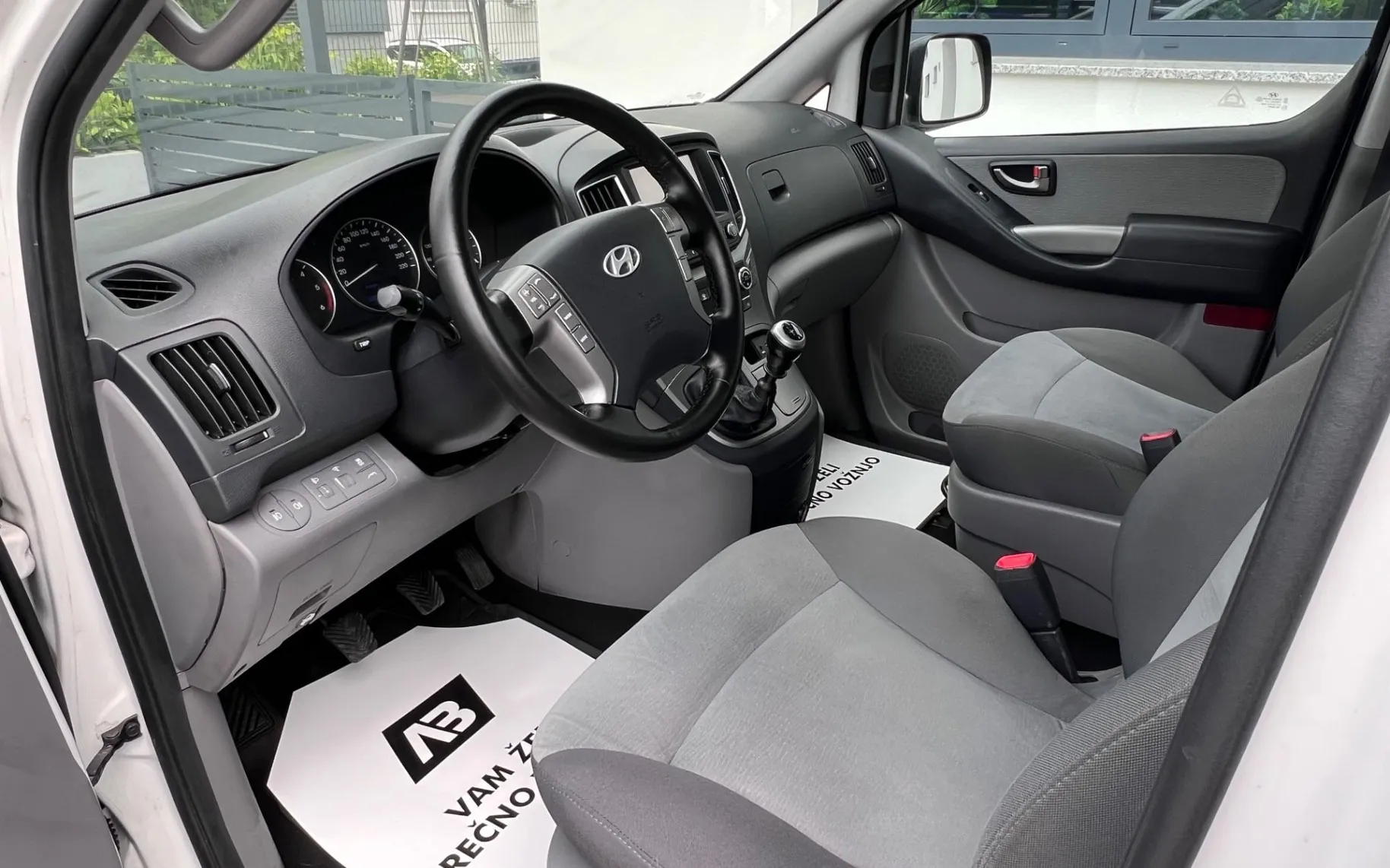Notranja slika - Hyundai H-1 - 2.5 CRDi+8SED+R.KAMERA+NAVI+3CONSKA KLIMA... - 10