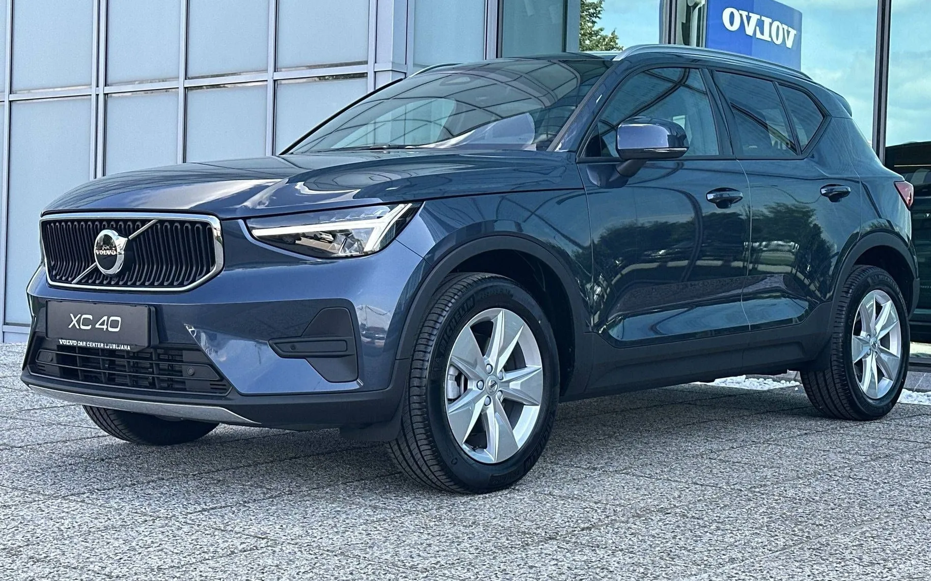 Zunanja slika - Volvo XC40 - B3 P Core AT DCT 3 leta garancije + 3 servisi... - 1