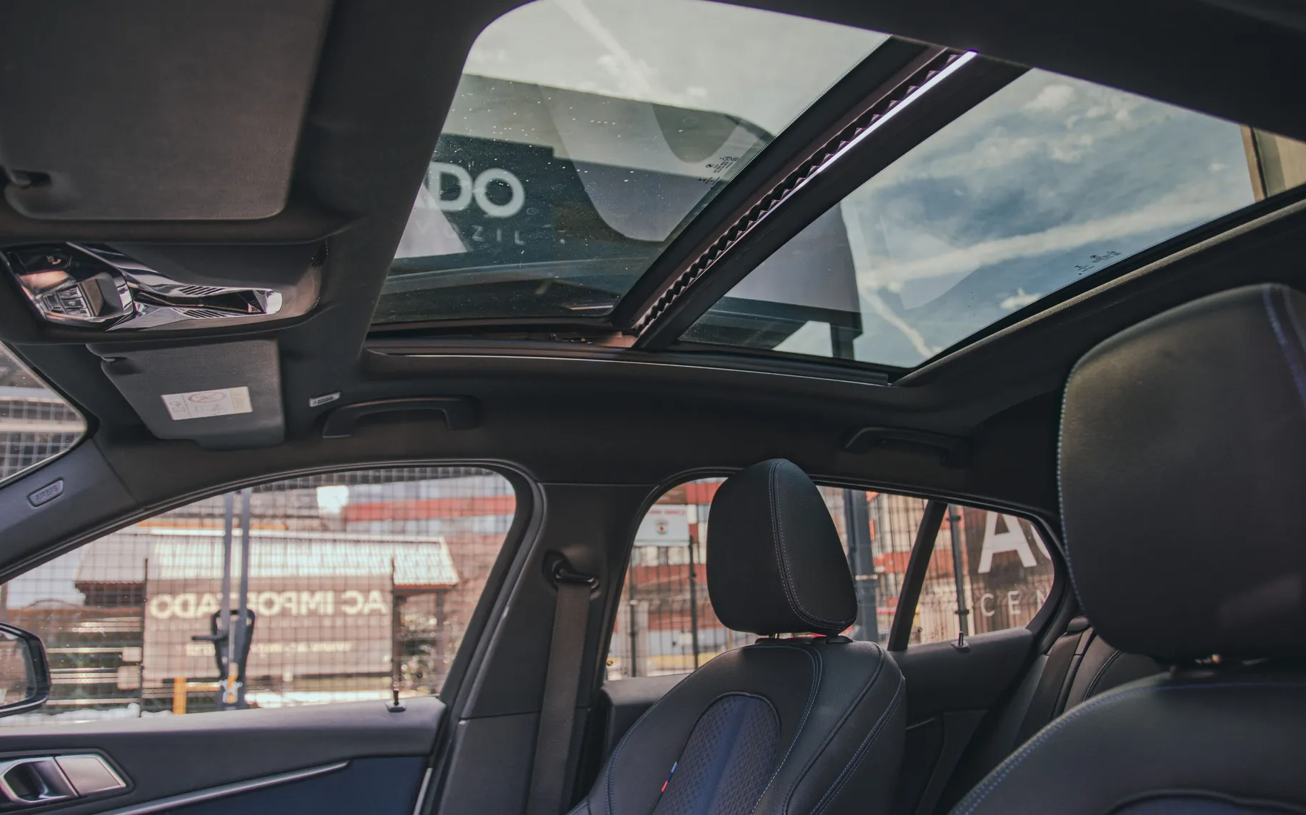 Zunanja slika - BMW - 118i M Sport-LED-HUD-PANO-LC PRO-KAM-17C - 17