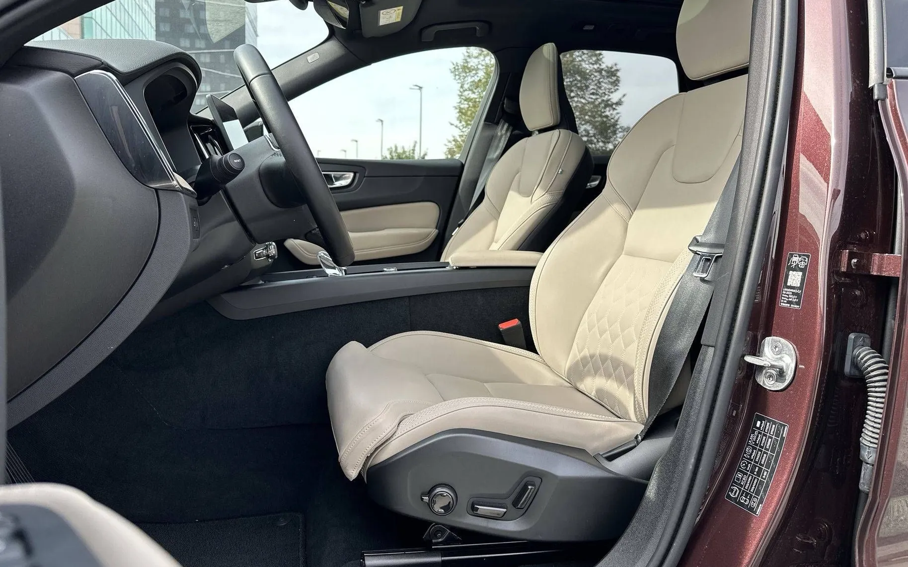 Notranja slika - Volvo XC60 - T8 AWD Recharge Twin Engine Ultra Dark Avt. - 10