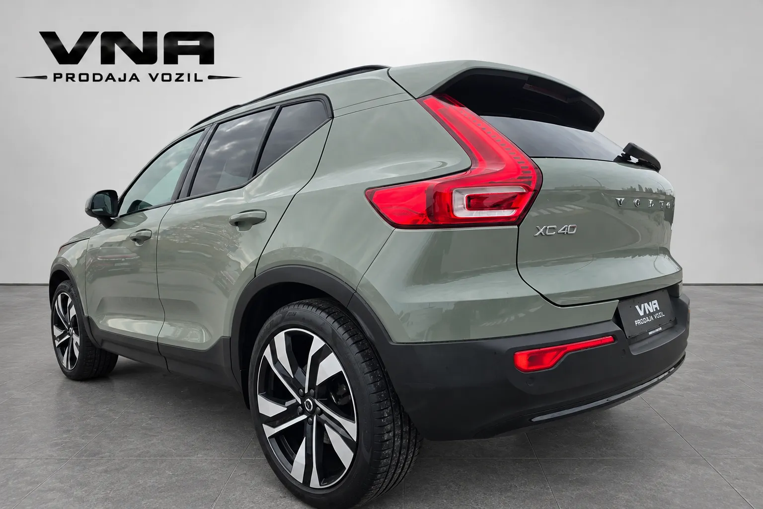 Zunanja slika - Volvo XC40 - PLUS DARK AT |VIRTUAL|HARMAN|MEMORY|KAMERA|KLJUKA - 4
