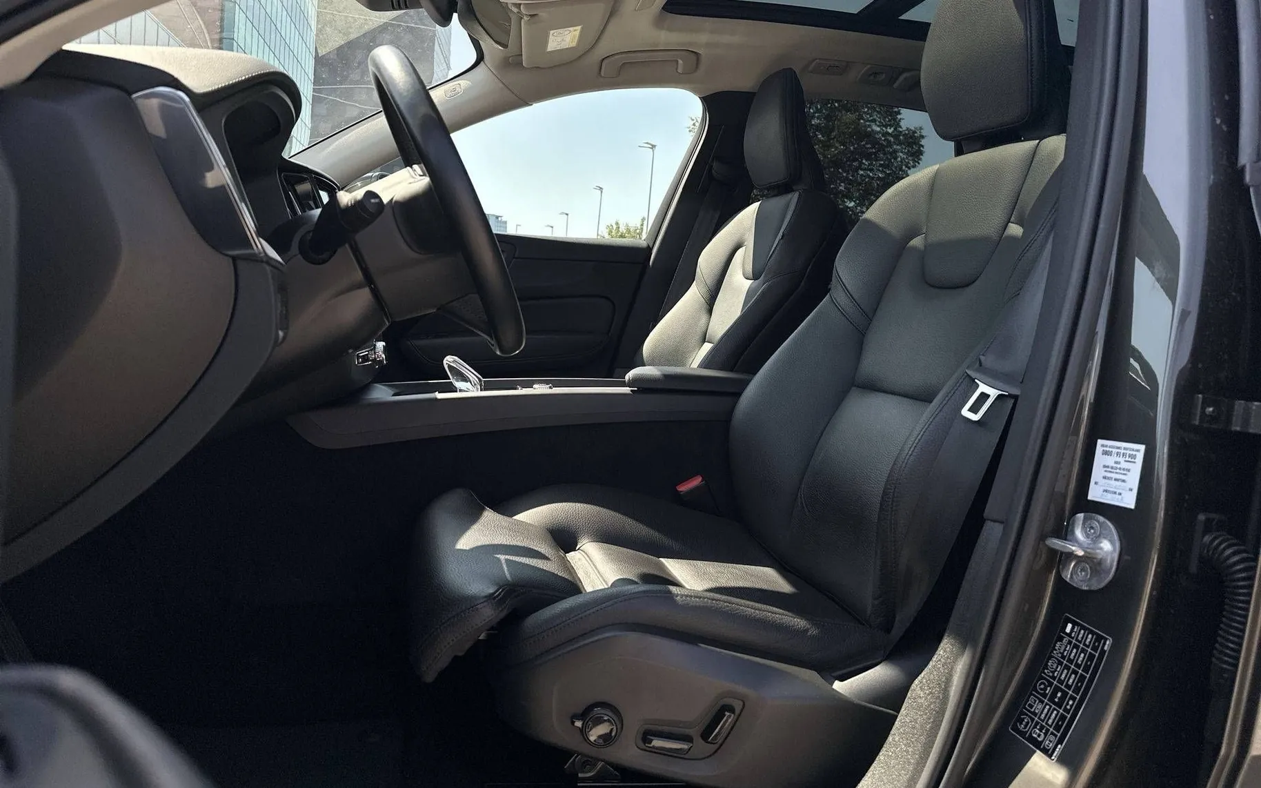 Notranja slika - Volvo XC60 - B5 INSCRIPTION Avt. LED. PANO.. KLJUKA. ACC - 10