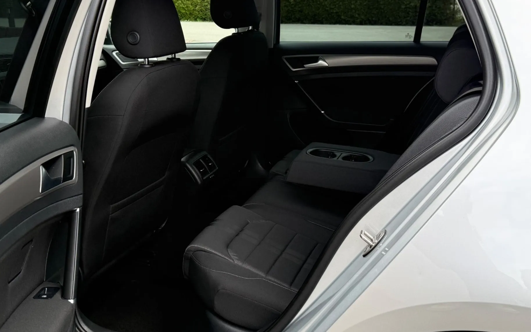 Notranja slika - Volkswagen Golf - 1.6 TDI-R LINE-XENON+LED-LIZING ZA TUJCE-TEMPOMA - 10