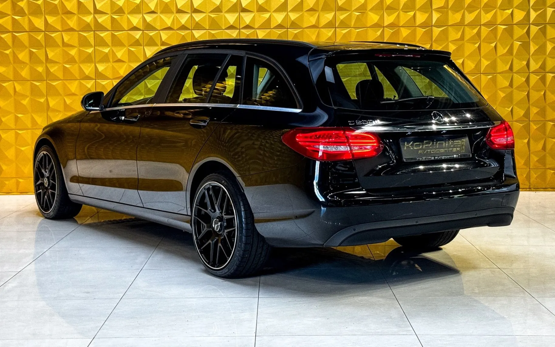 Notranja slika - Mercedes-Benz C-Razred - C200d AUT. GRETJE-BURMESTER-NAVI-F1-VLECNA KLJUKA. - 9