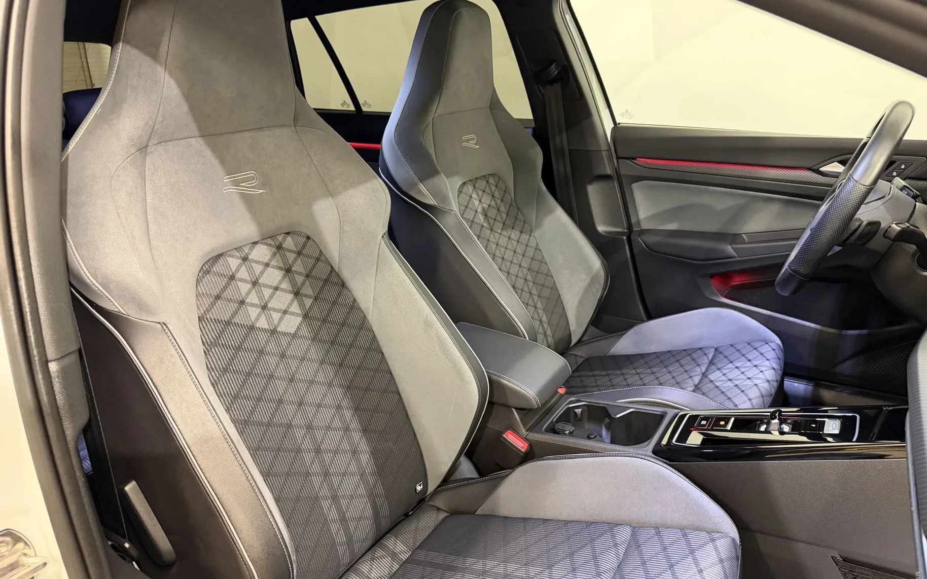 Notranja slika - VW Golf Variant - 2.0 TDI-R-LINE-DSG-VIRTUAL-ACC-LED-PDC-F1... - 12