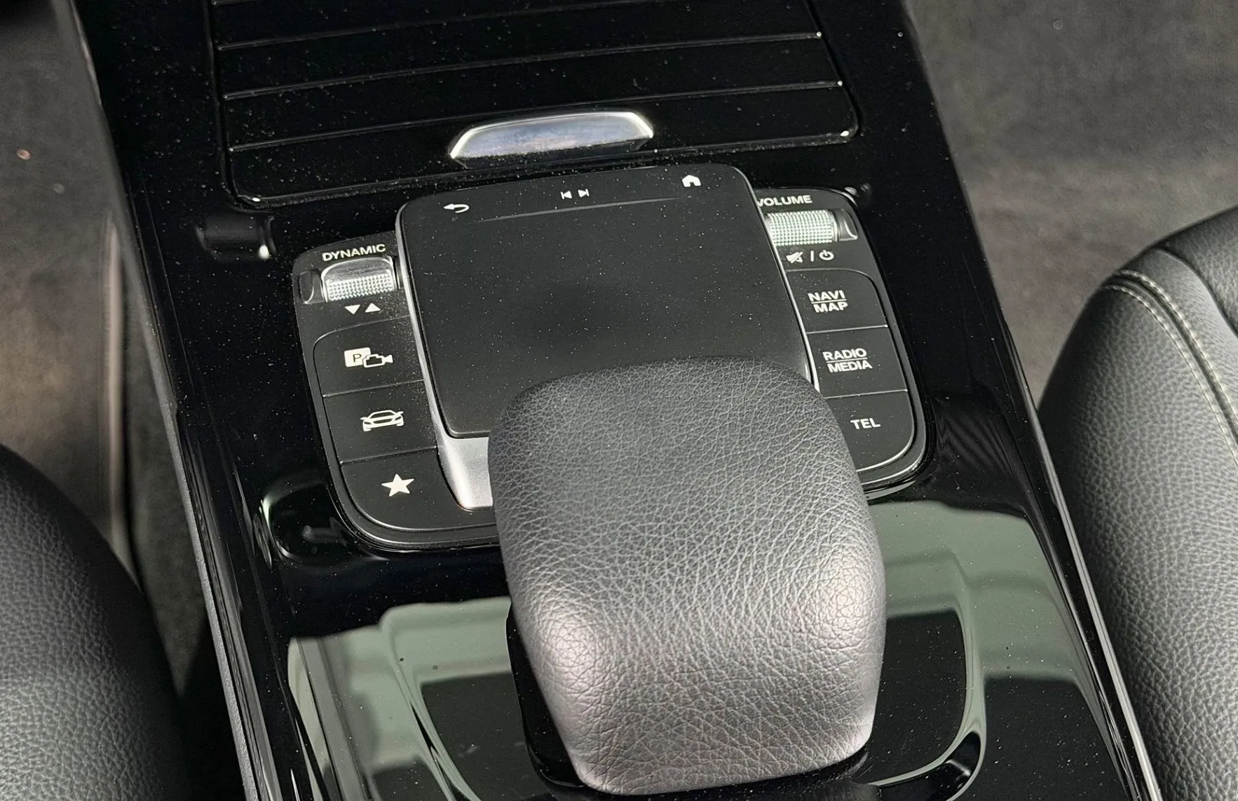 Zunanja slika - Mercedes-Benz A-Razred - LIMUZINA - AKTIVNI TEMP. - KAMERA - NAVI - LED ... - 10