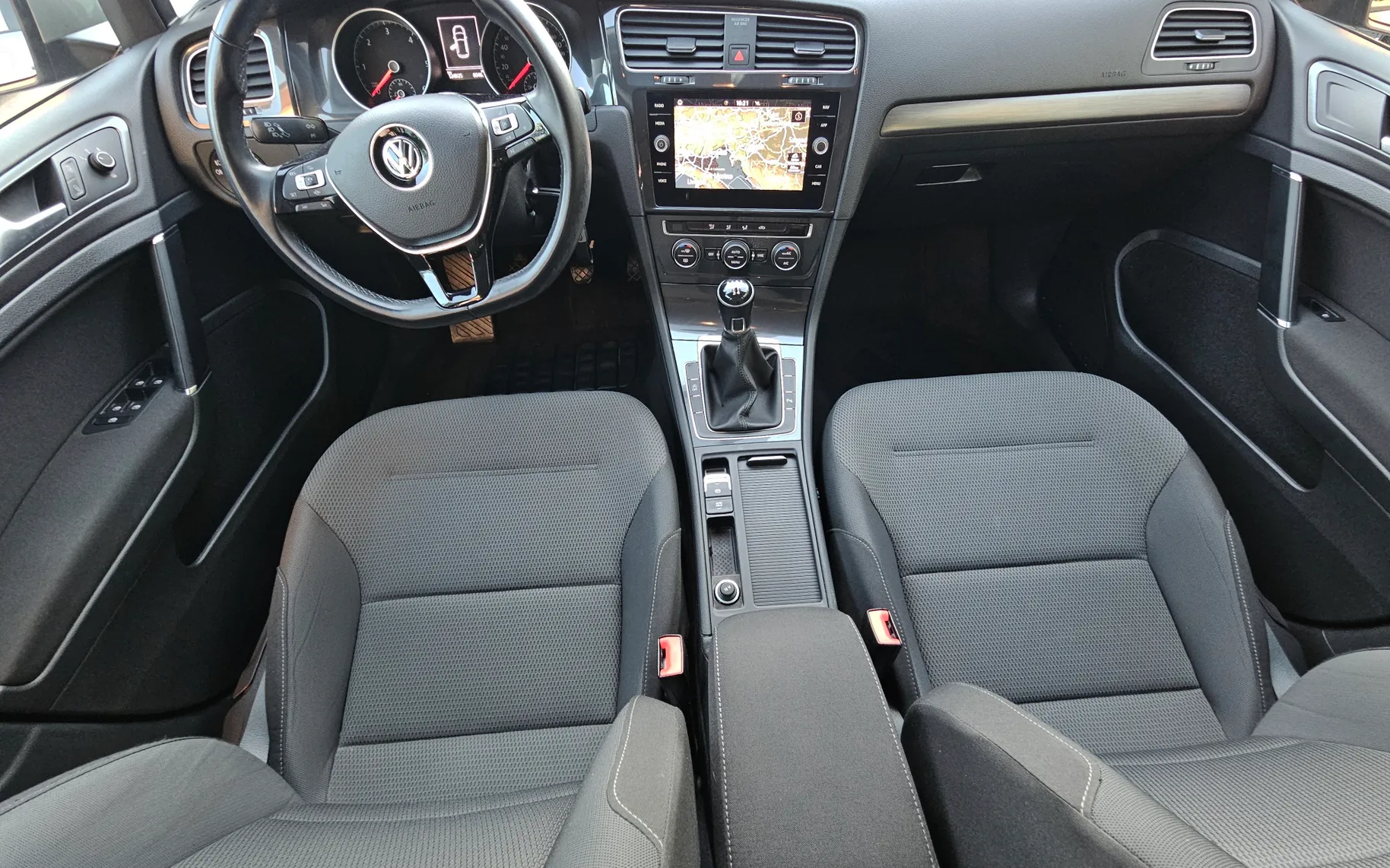 Notranja slika - Volkswagen Golf - 1,6 TDI BMT Comfortline - 9