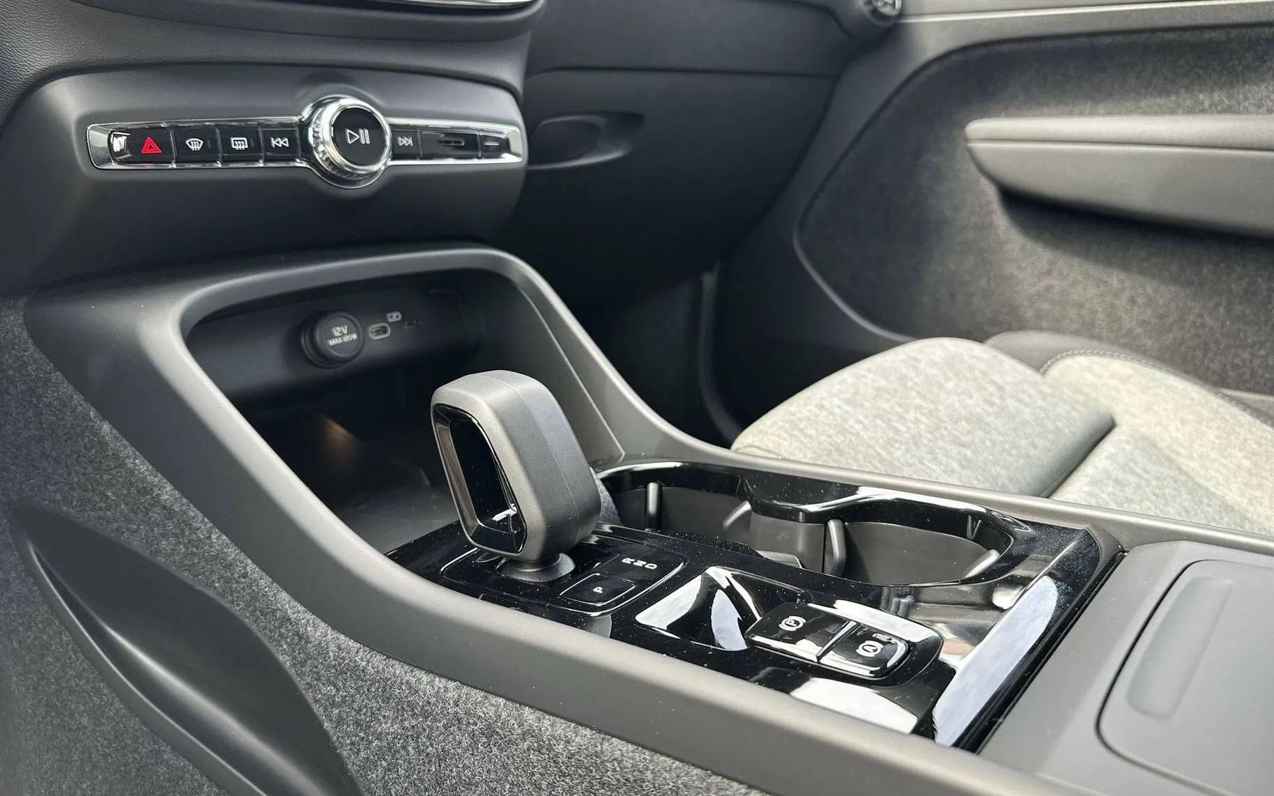 Notranja slika - Volvo XC40 - B3P Plus Dark Avt - 20