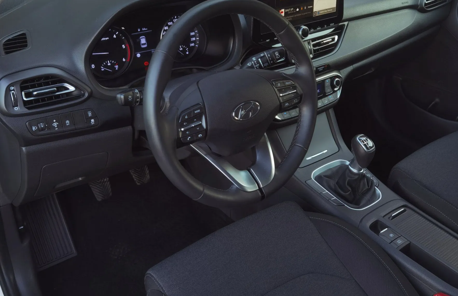 Zunanja slika - Hyundai i30 Wagon - 1.6CRDI Premium LED•LANE•NAVI•KEYLESS•KAMERA•16C• - 5