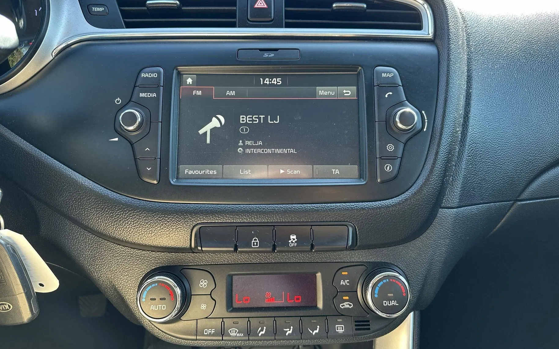 Notranja slika - KIA Ceed - 1.4 CVVT LX Champion NAVI - 16