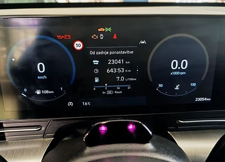 Zunanja slika - Hyundai Kona - T-GDI 100 PREMIUM-VLE. KLJ-REZ.KOLO-AMBIENT-VIDEO - 11