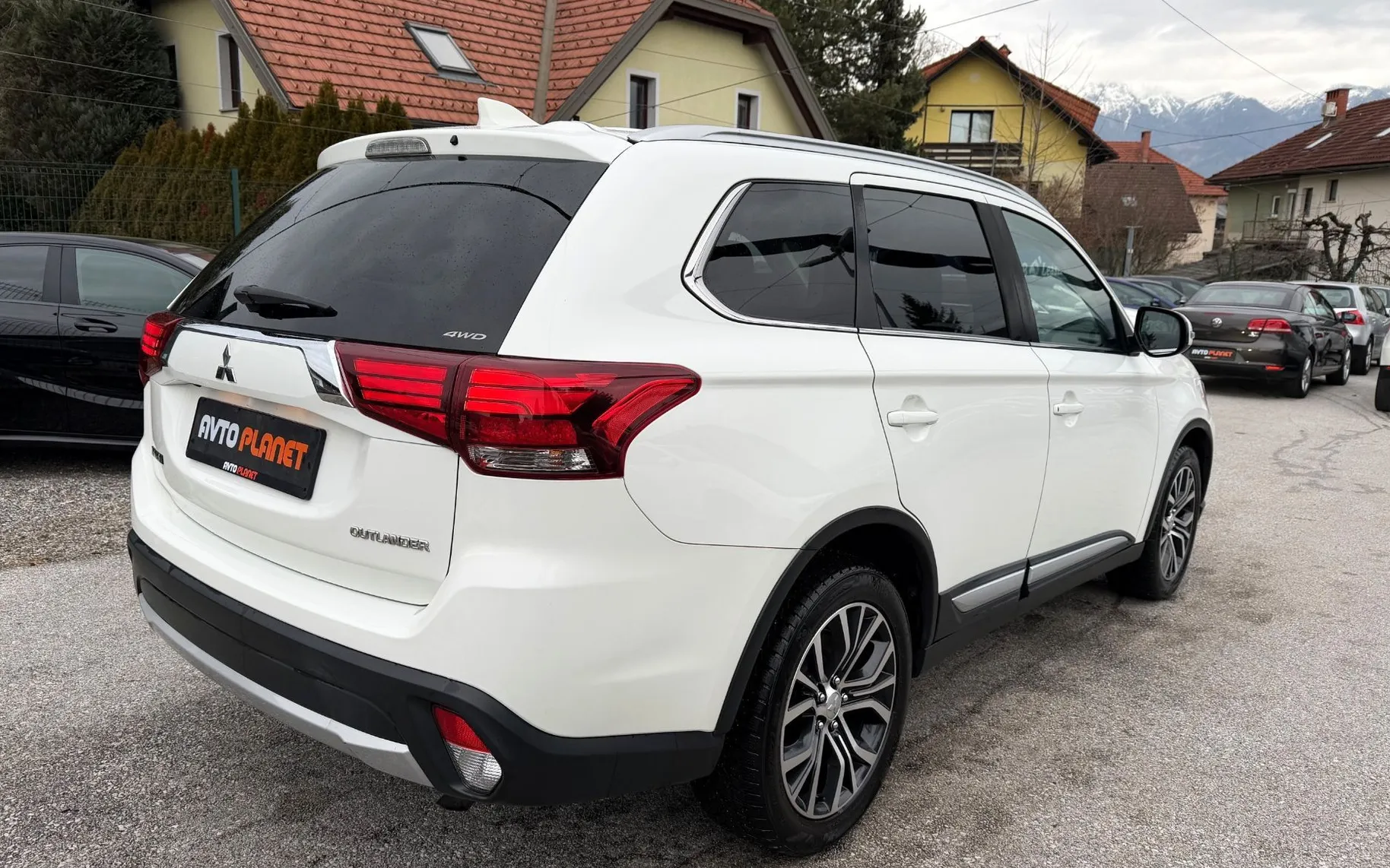 Zunanja slika - Mitsubishi Outlander - 2.2 DI-D 4WD AUT INSTYLE 7SEDEŽEV XENON ACC KAMERA - 7