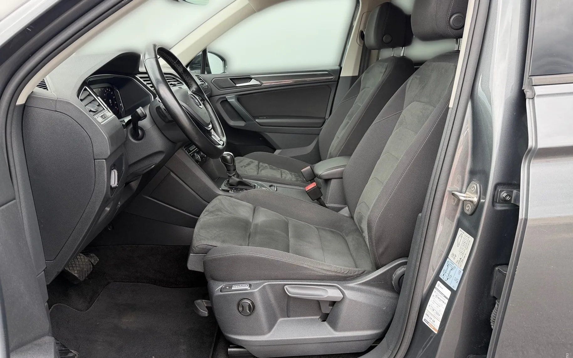 Notranja slika - Volkswagen Tiguan - 4motion 2.0 TDI BMT DSG R-Line-Black Style-WEBAS - 7