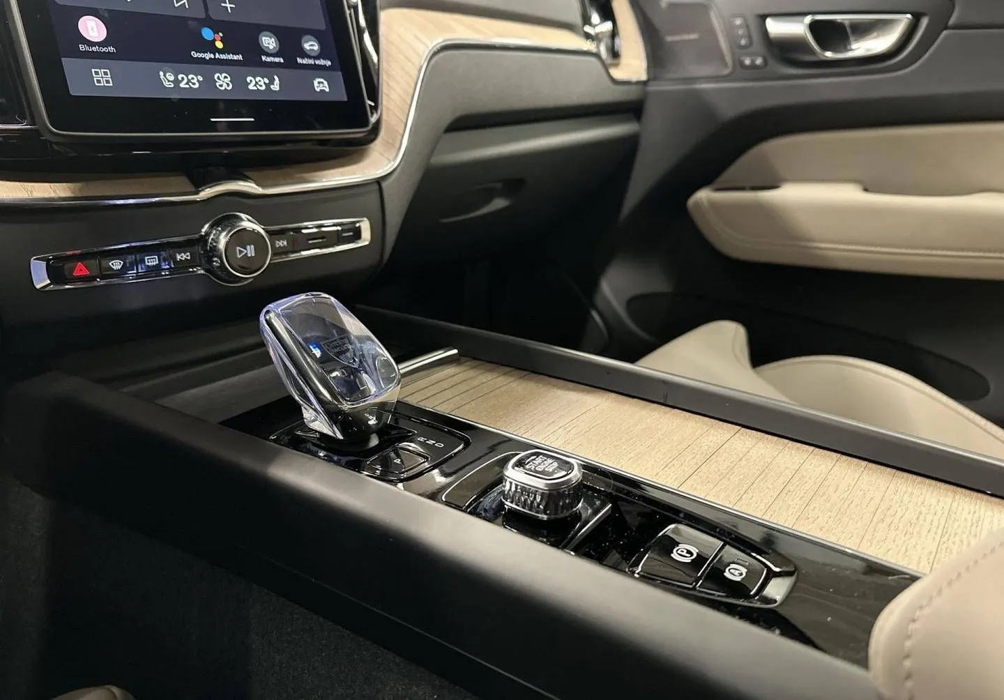 Notranja slika - Volvo XC60 - B5 P AWD Plus Dark... - 19