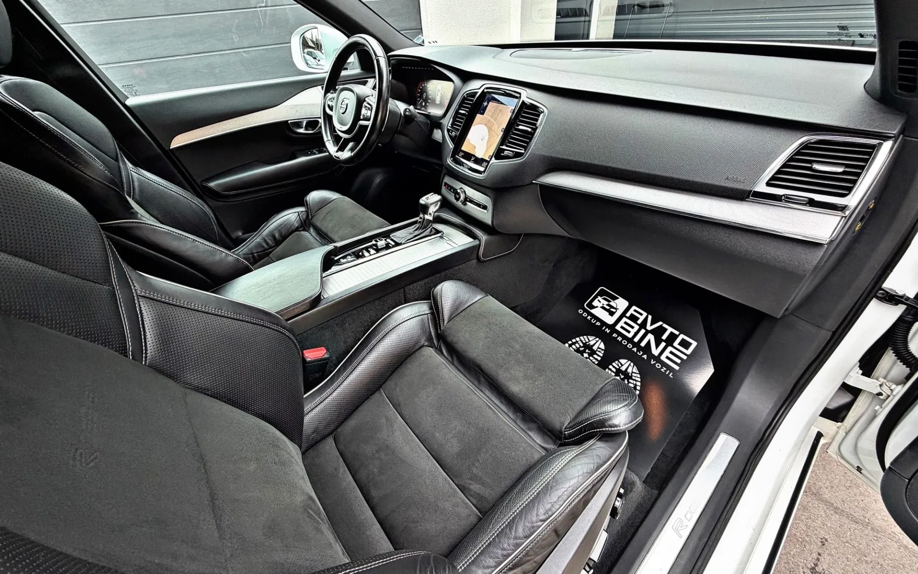 Notranja slika - Volvo XC90 - D5•R-DESIGN•7 SEDEŽEV•PILOT•LED•VIRTUAL•KOT NOV.. - 9