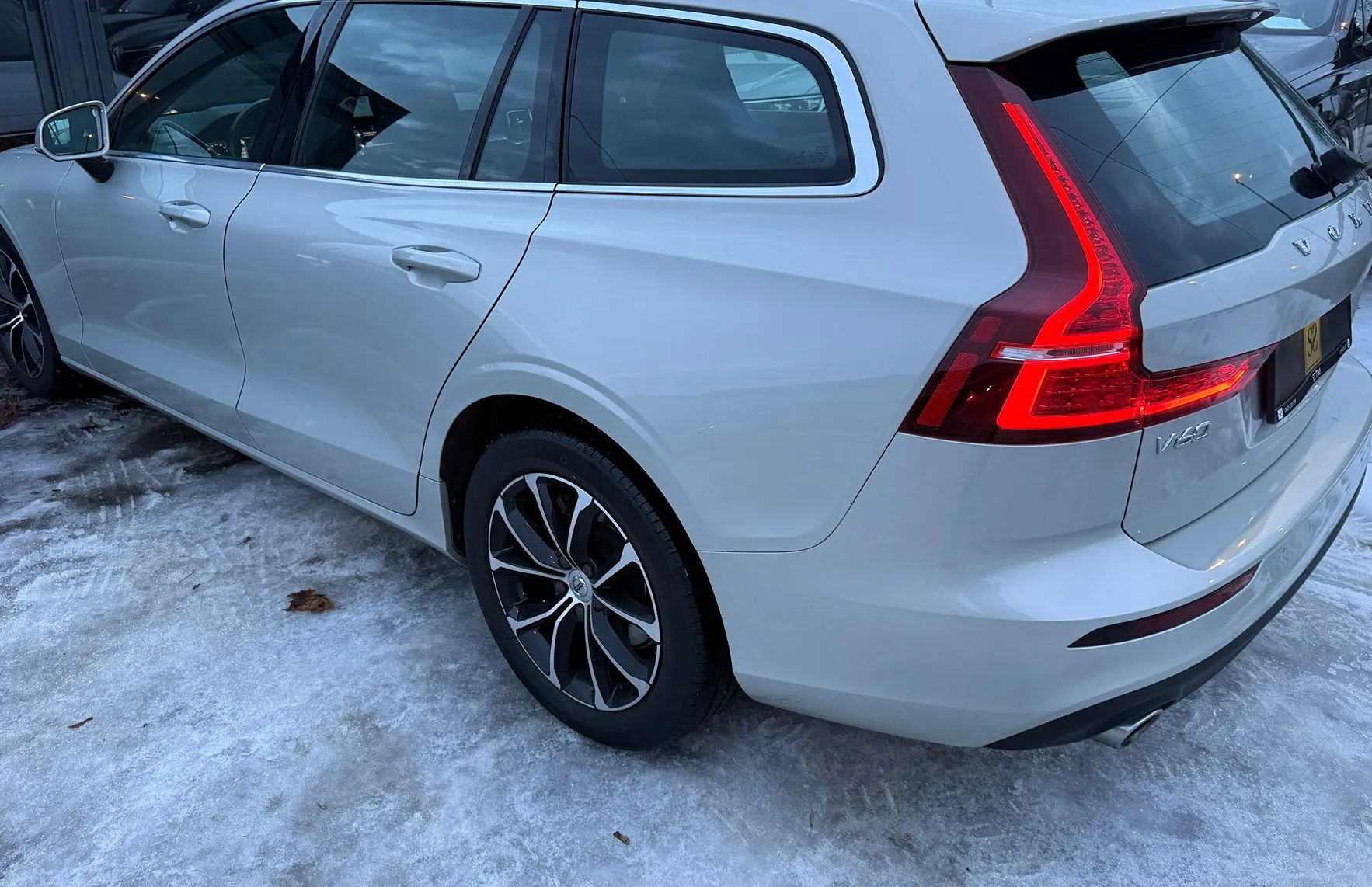 Zunanja slika - Volvo V60 - D4 PANO-FullLED-Usnje-KAM-Mkot-PDC-Gretje-KljukaDE - 7