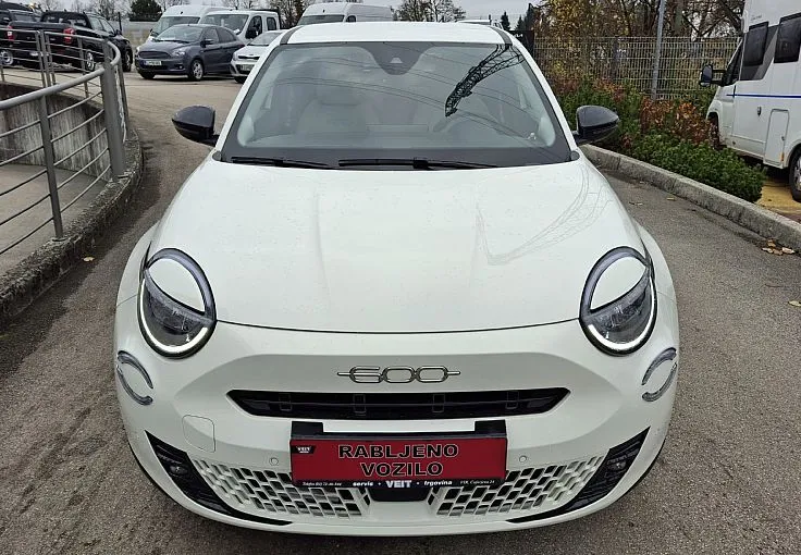 Zunanja slika - Fiat 600 - 1.2 T3 Hybrid E-DCT6 110 La Prima + ZIMSKE GUME - 2