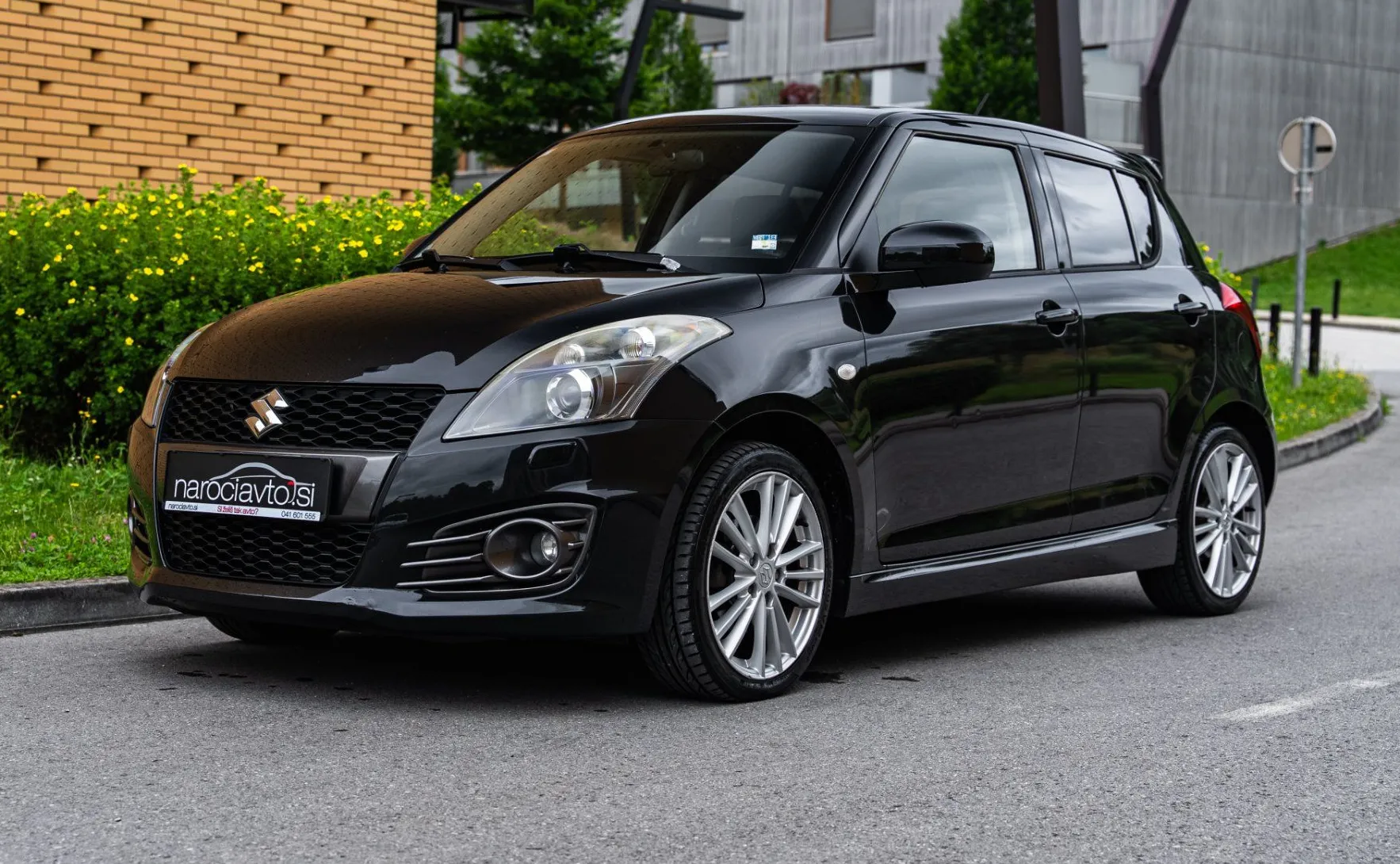 Zunanja slika - Suzuki Swift - 1.6 Sport - Xenon - Ogrevanje sedežev - Keyless - 3
