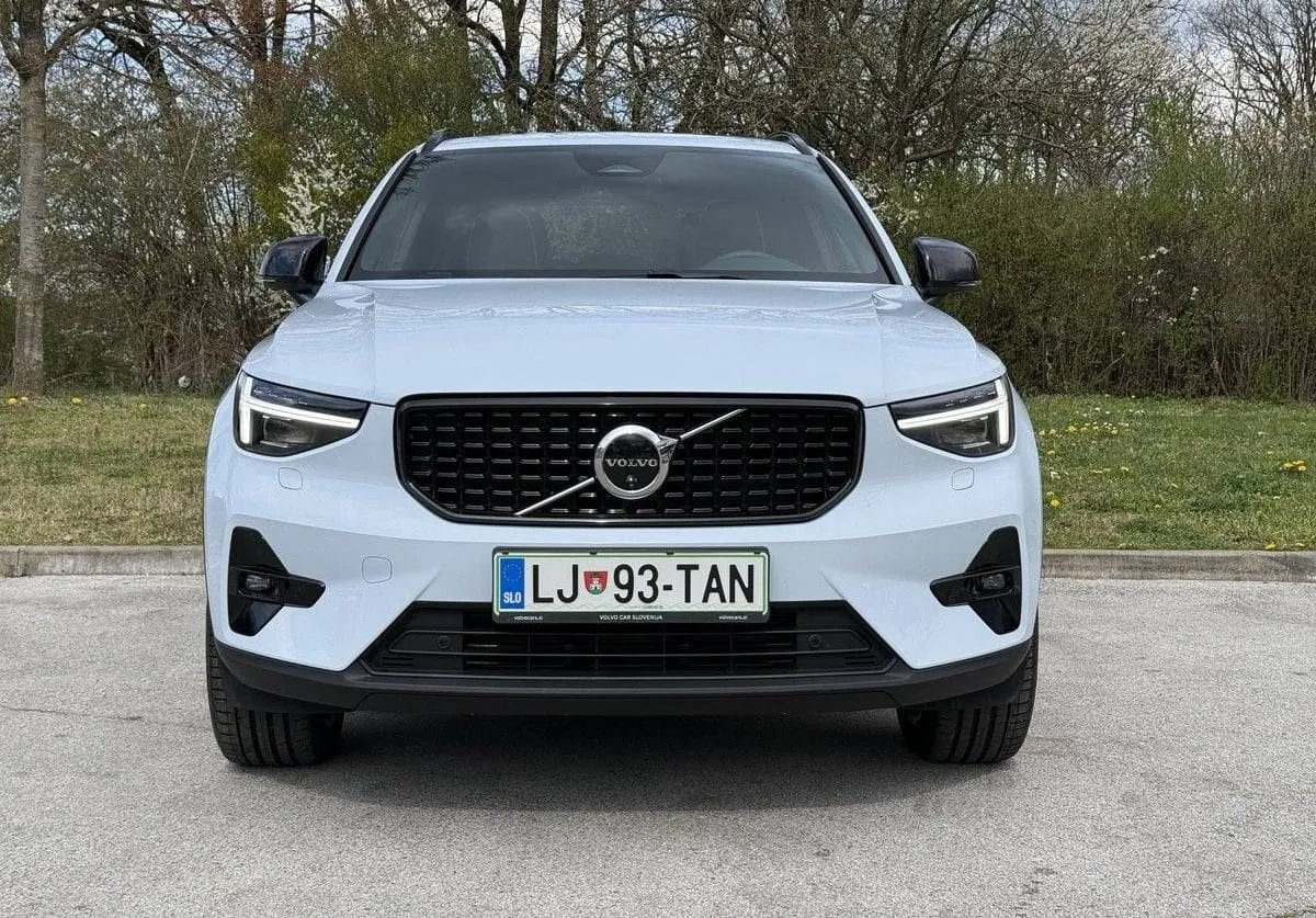 Zunanja slika - Volvo XC40 - B4 P Ultra Dark Avt. - 3