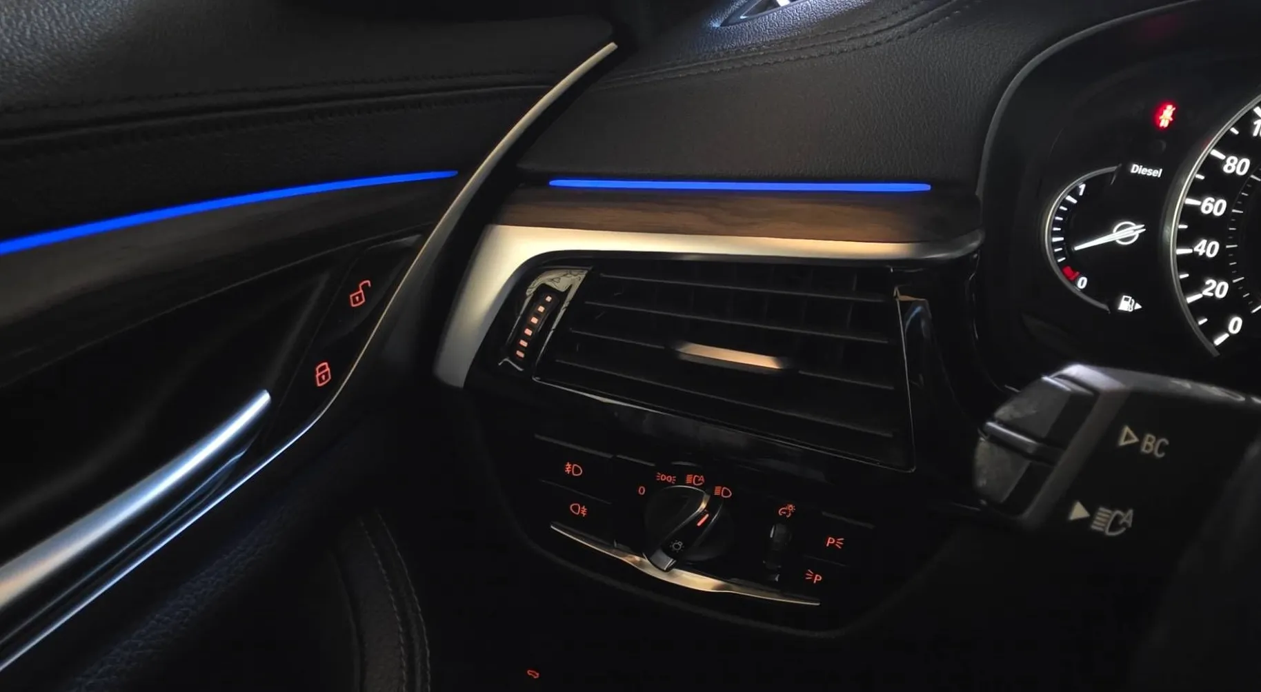 Notranja slika - BMW serija 5 Touring: - 520d Touring Avt.Luxury Line  Head-Up display - 19